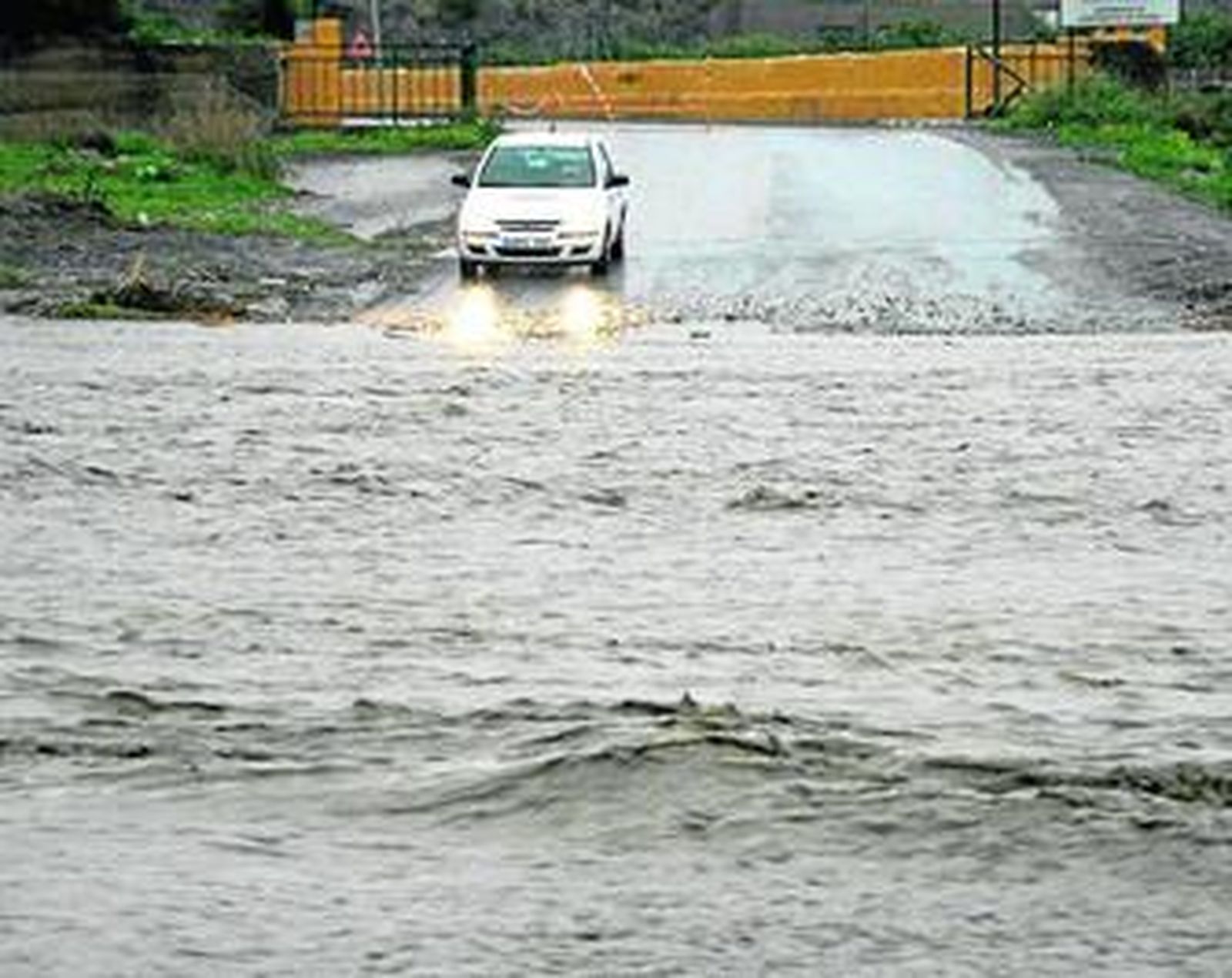 La carretera de El Chuche se inundó de agua por las lluvias.