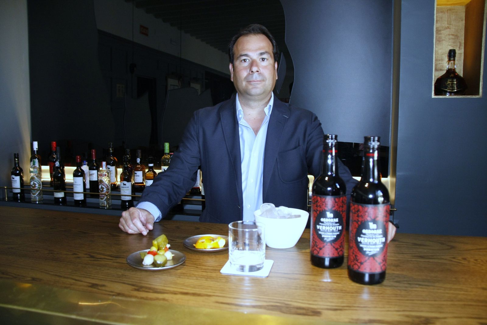 Iván Llanza, a punto de preparar un cóctel con vermú en las bodegas de Mora.