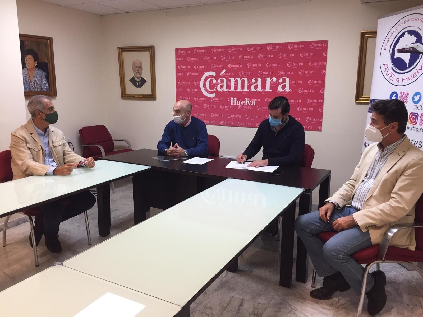 Rúbrica de la adhesión de la Cámara de Comercio de Huelva a la Plataforma pro la llegada del AVE.