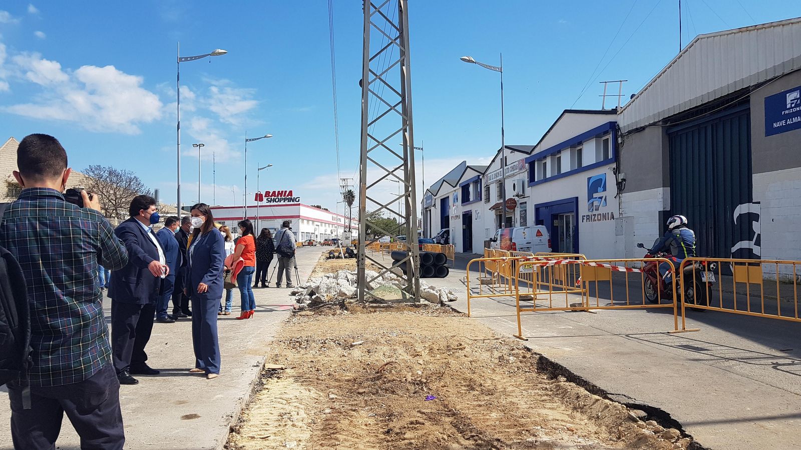 El tramo de mediana desaparecida en la calle Ferrocarril con las primeras obras.