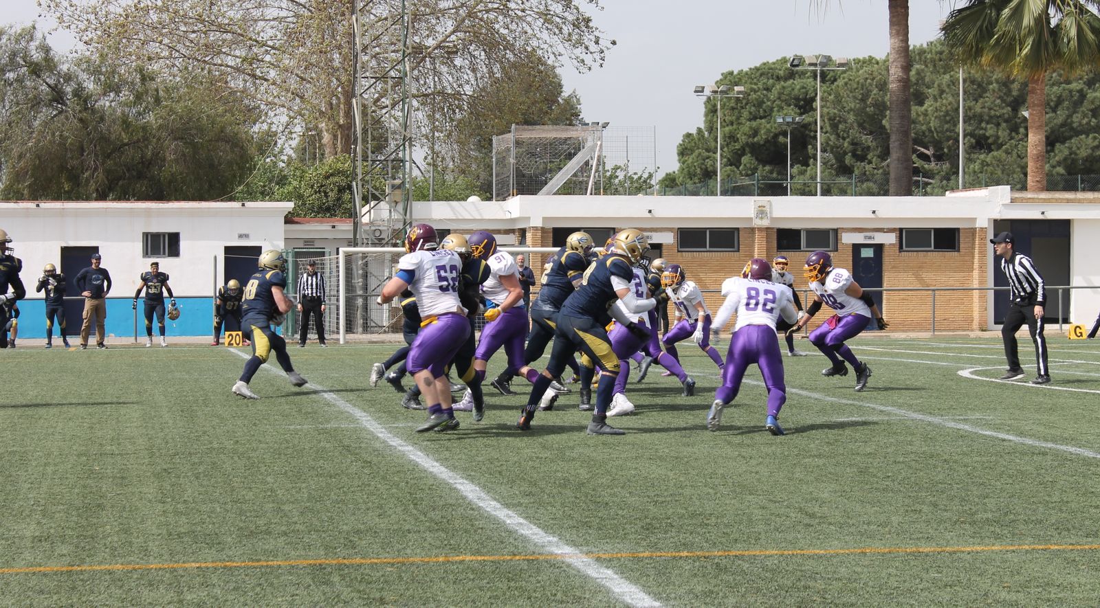 La defensa de Linces intenta parar la ofensiva de Blue Devils.