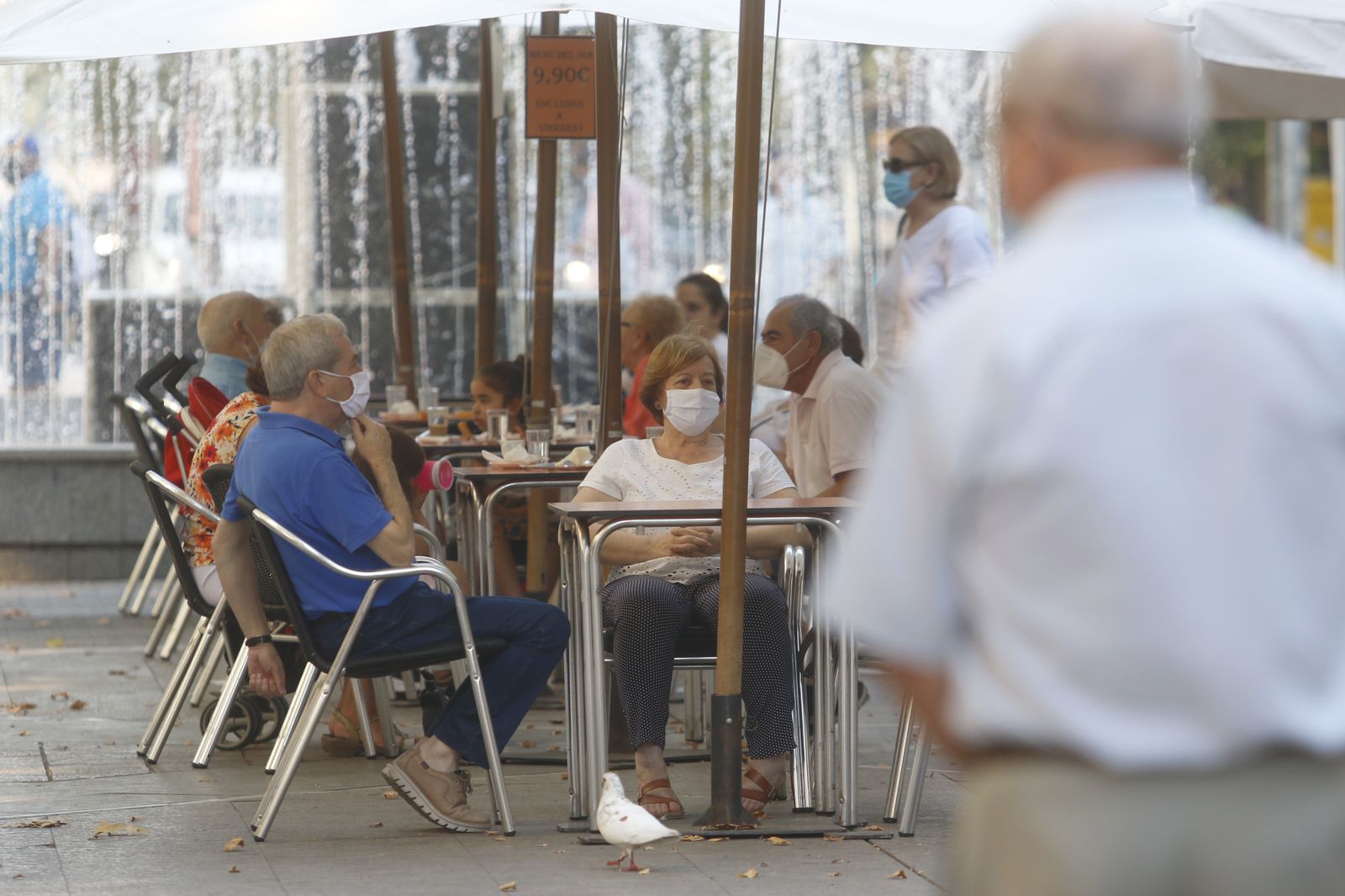 Varias personas en una terraza de la capital cordobesa.