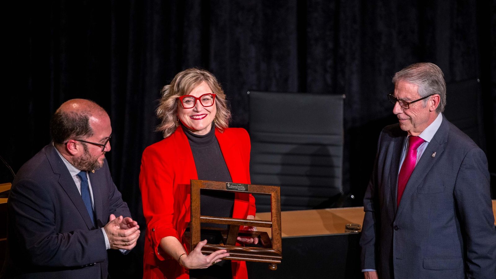 La pregonera de la Semana Santa, Charo Pérez, recibe el atril para el pregón de manos de La Venera.