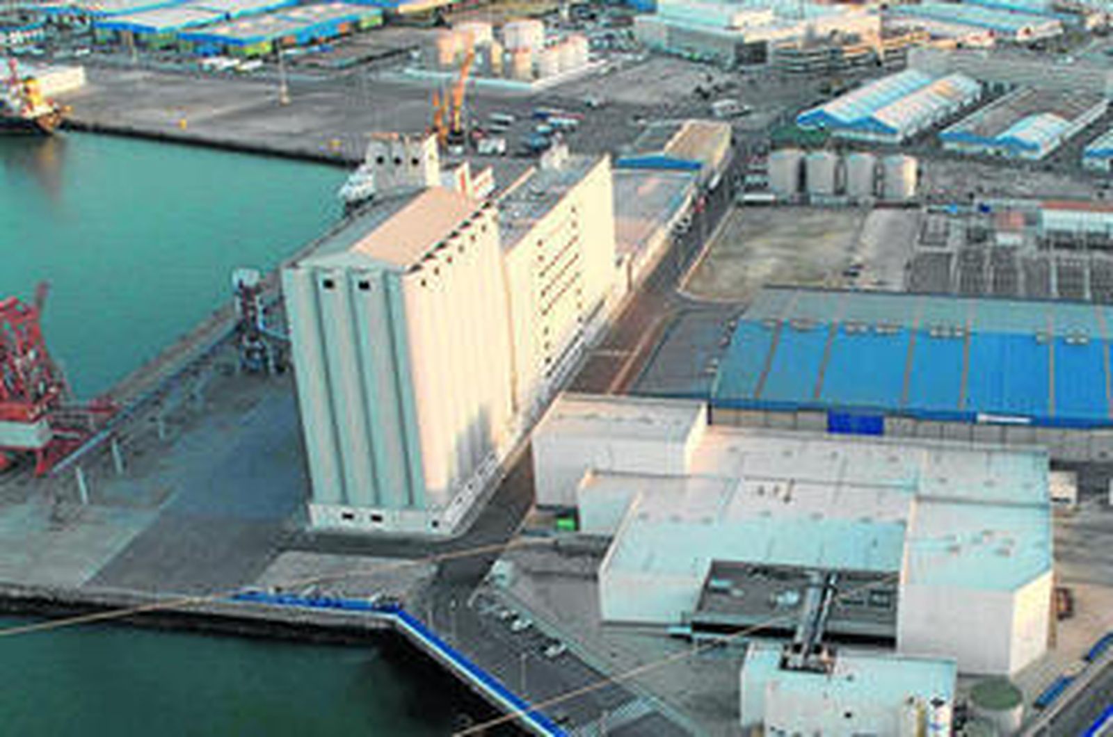 Las instalaciones de la Harinera Vilafranquina, en la Zona Franca.