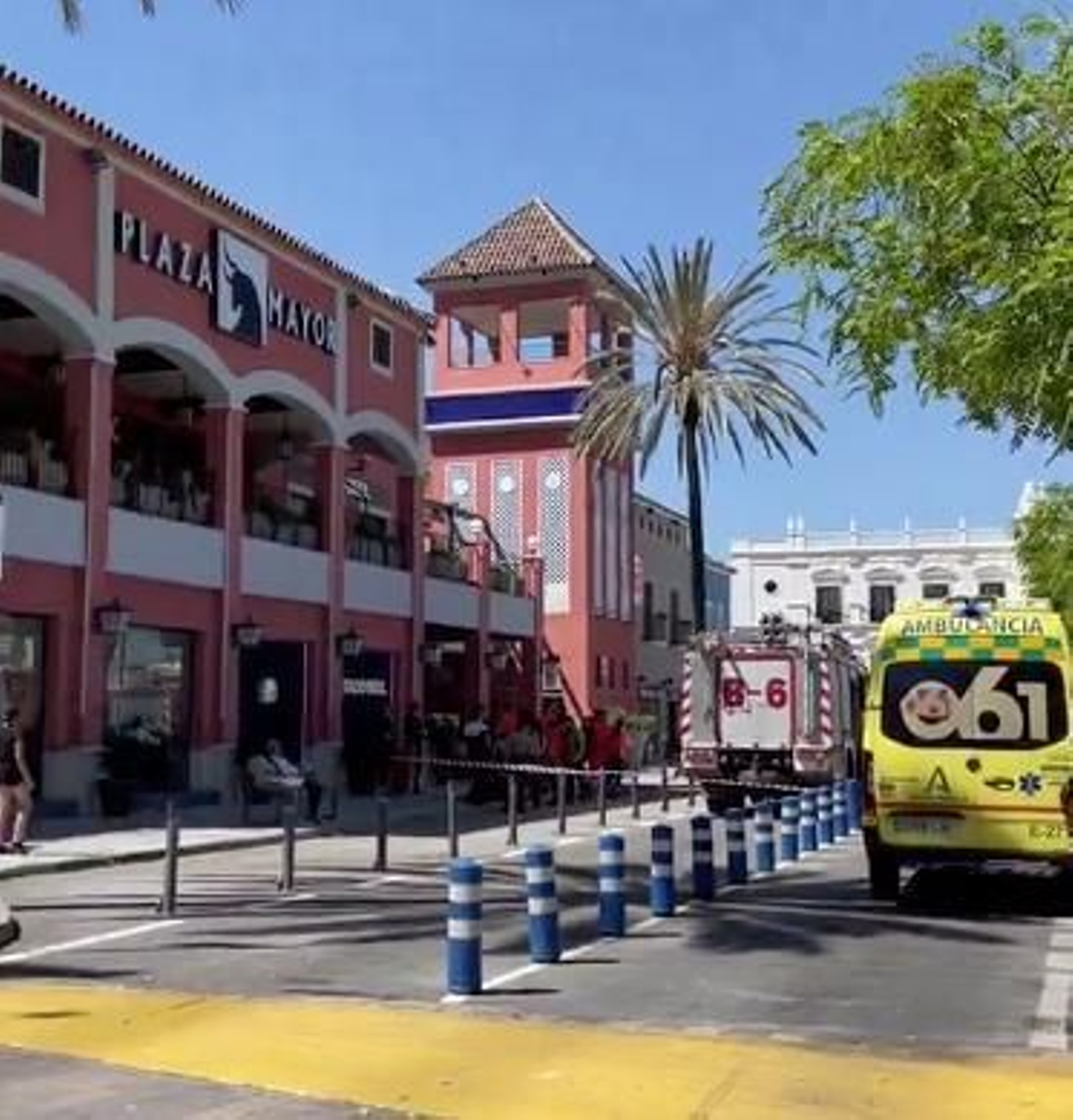 Los efectivos de bomberos trabajando para sofocar el fuego en Plaza Mayor.