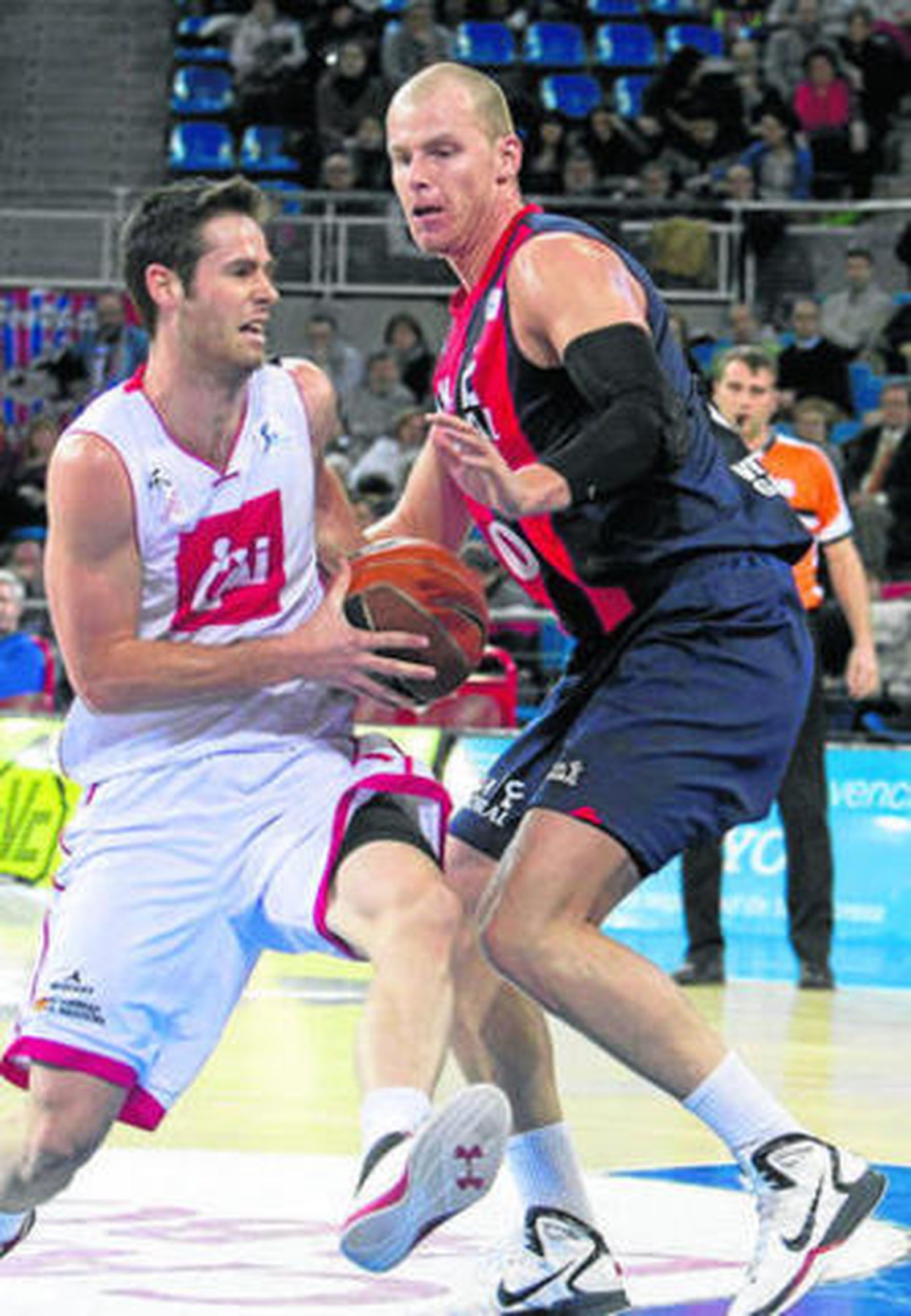 Almazán, del CAI Zaragoza, entra a canasta defendido por Lampe.