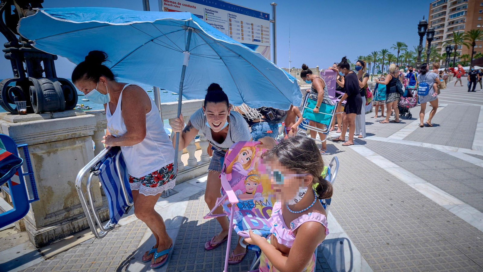 Imágenes inéditas en La Caleta con colas para entrar al completarse el aforo