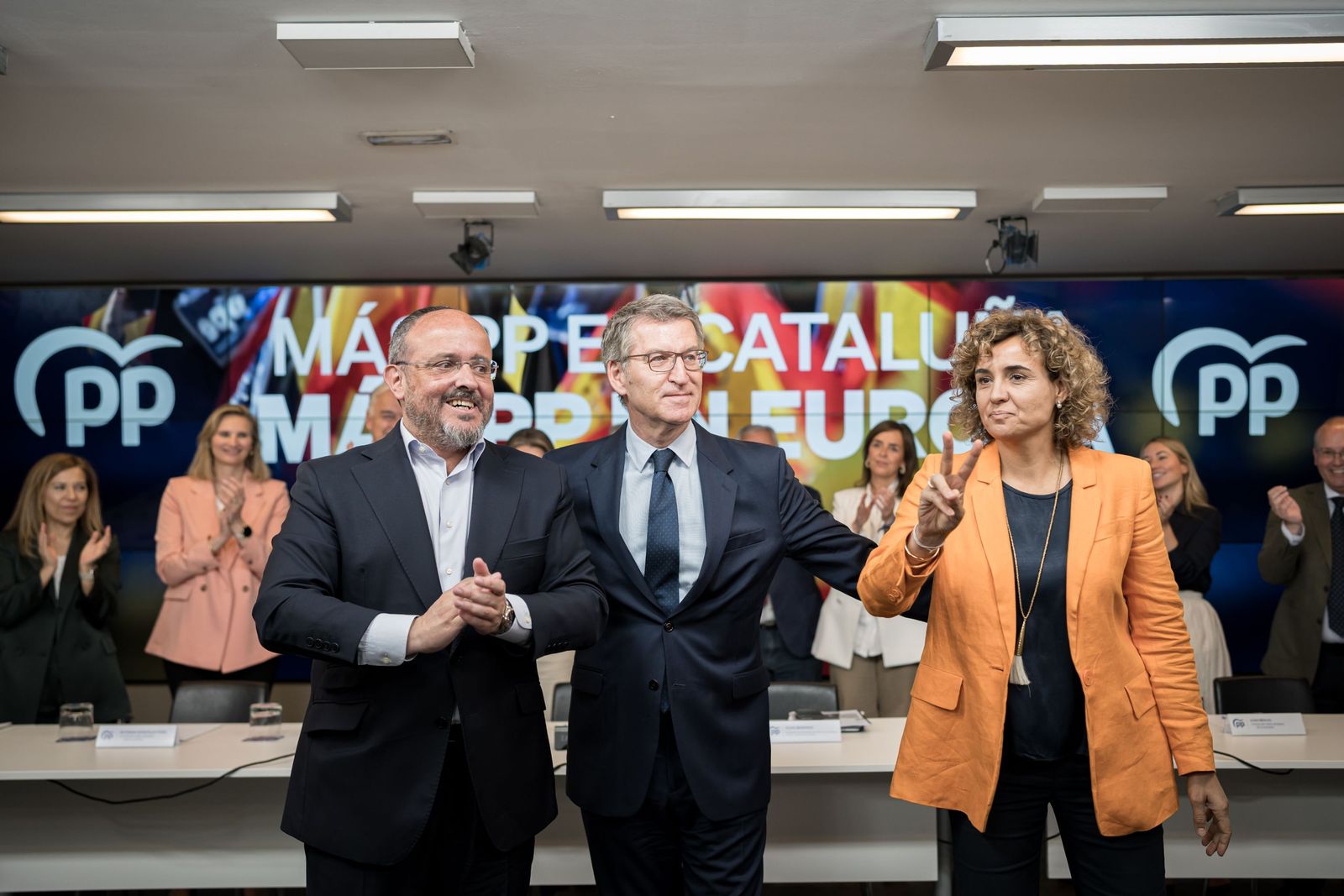 Alberto Núñez Feijóo, flanqueado por Alejandro Fernández y Dolors Montserrat.