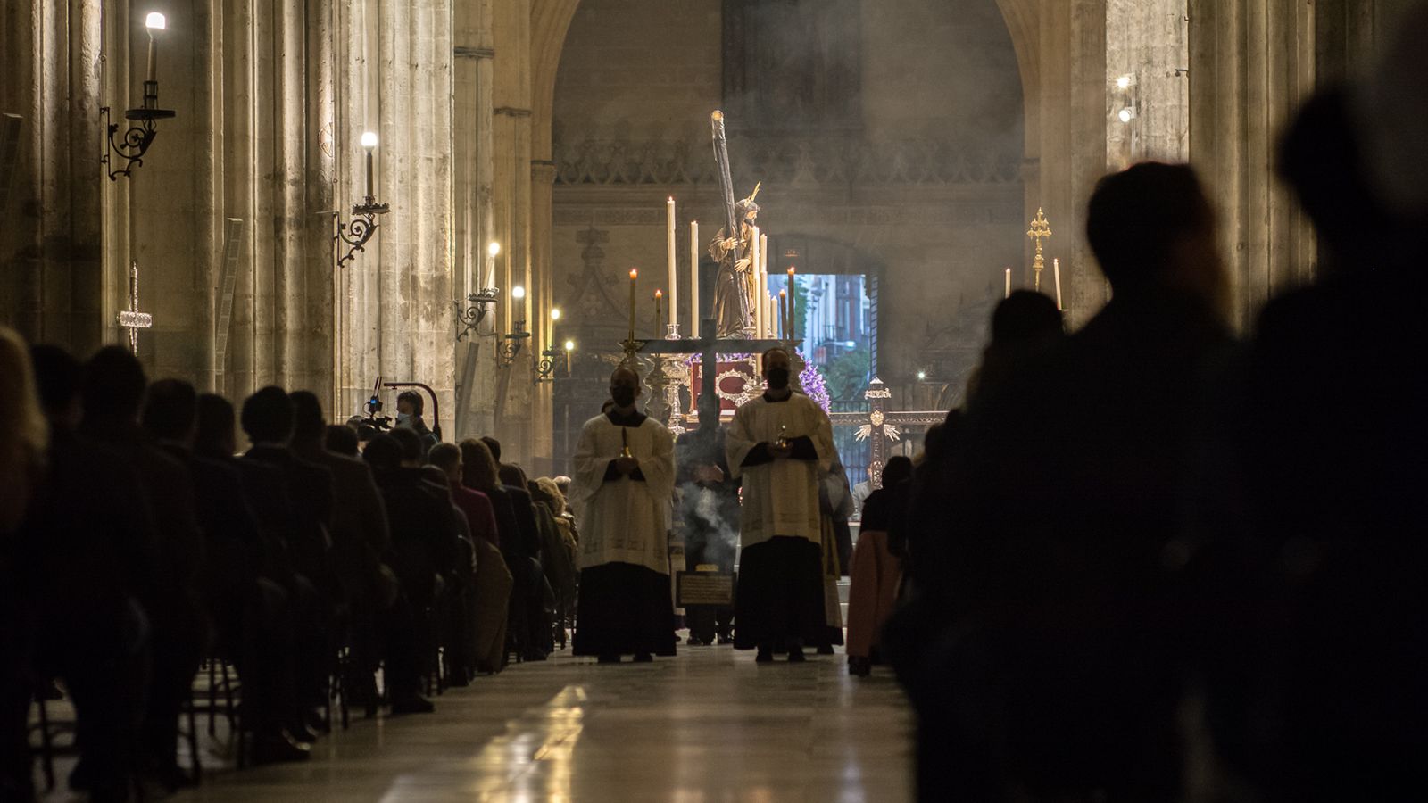 Imagen de la celebración del Vía Crucis en la Catedral