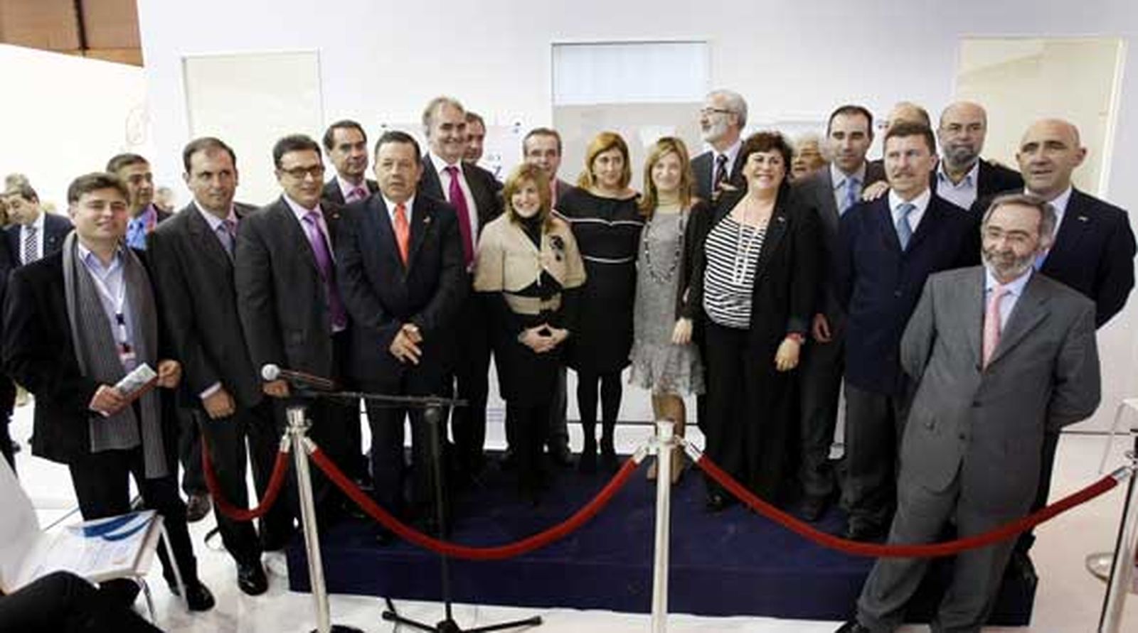 Alcaldes y representantes de las mancomunidades gaditanas y del Gobierno andaluz posan en Fitur 2010

Foto: Fito Carreto