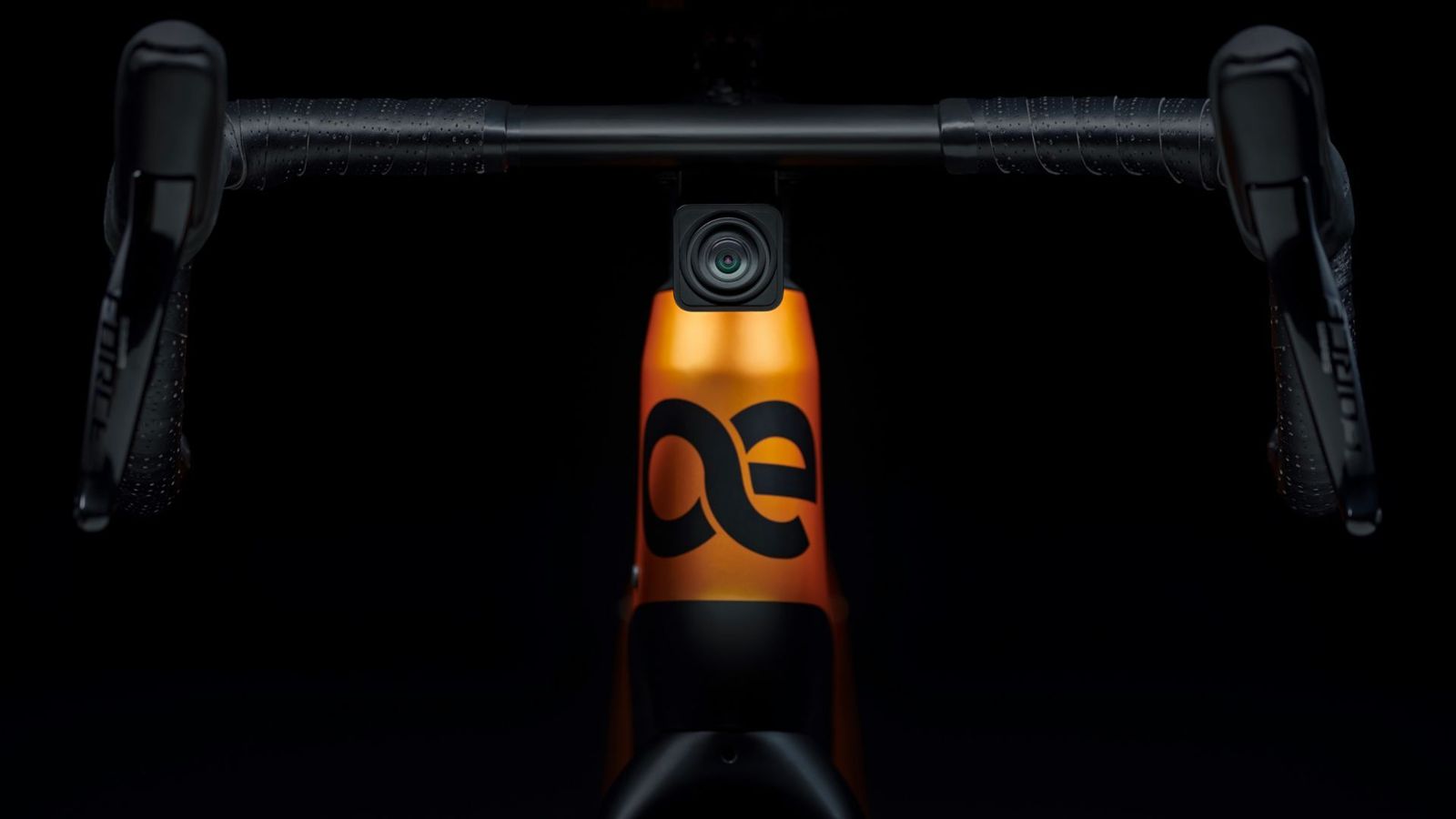 Dos cámaras, una frontal y otra trasera, permite grabar lo que ocurre alrededor de la bici. También, la posterior, hace la función de retrovisor.