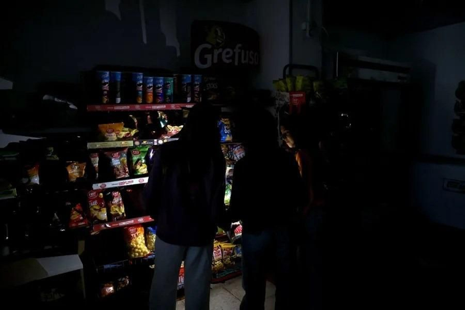 Clientes en un supermercado durante el apagón.