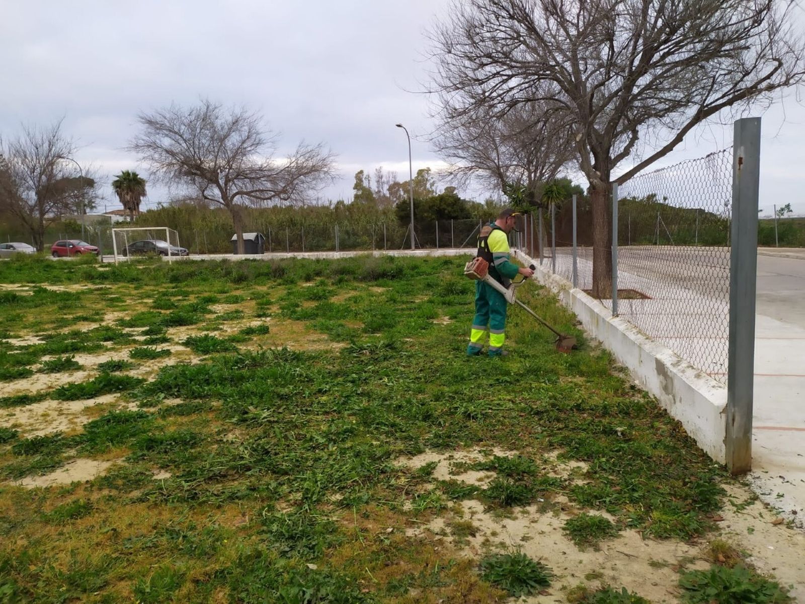 Un operario durante las labores de limpieza.