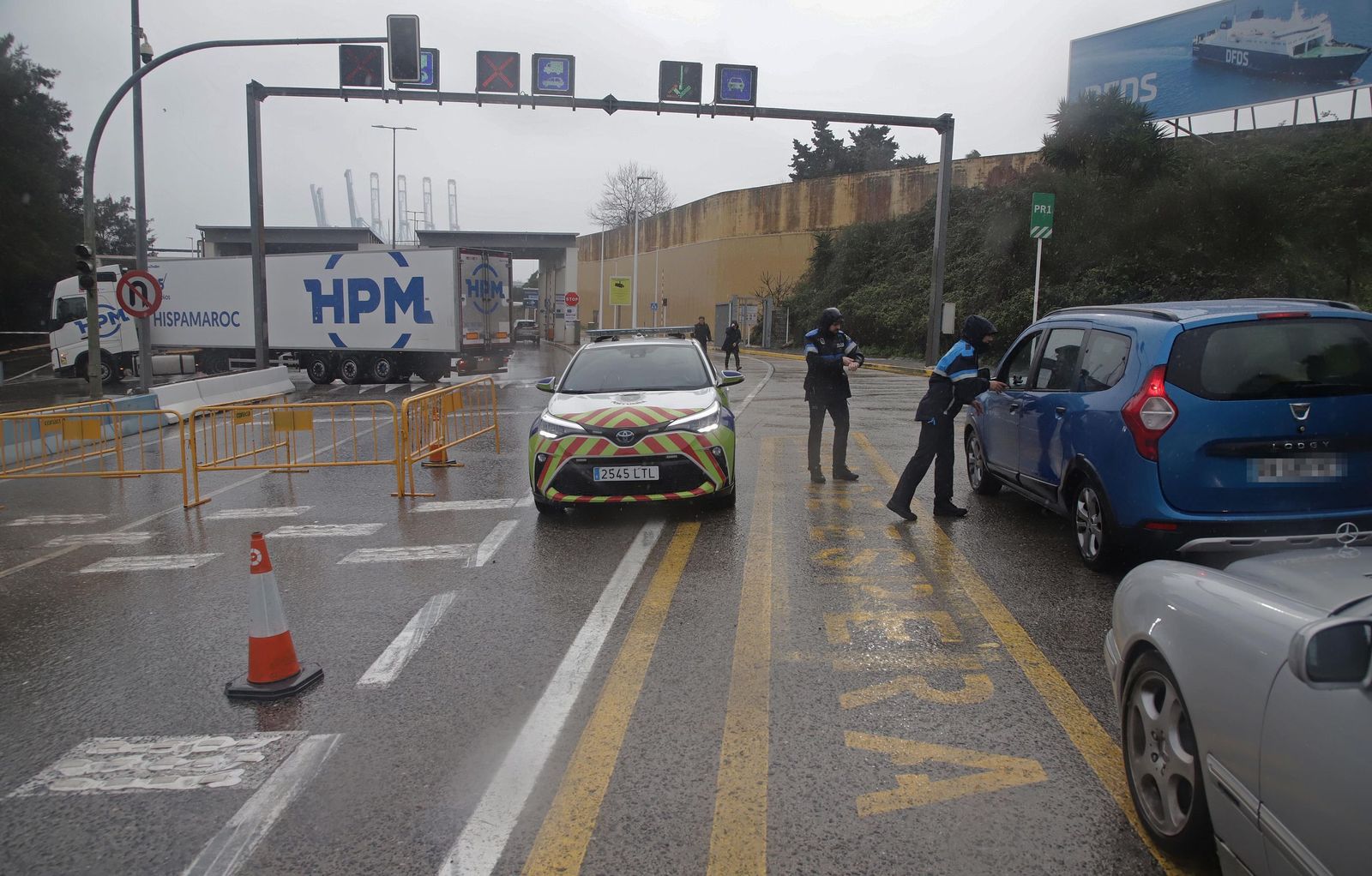 Fotos de la borrasca Joseph: Rachas de 100 km/h cierran el Estrecho y colapsan el Puerto de Algeciras