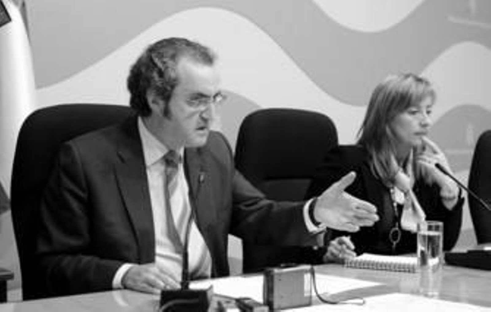 El director general del Catastro, Jesús Miranda, ayer junto a la alcaldesa en su comparecencia pública en Jerez para informar de la revisión de los valores catastrales de los inmuebles urbanos en la ciudad
