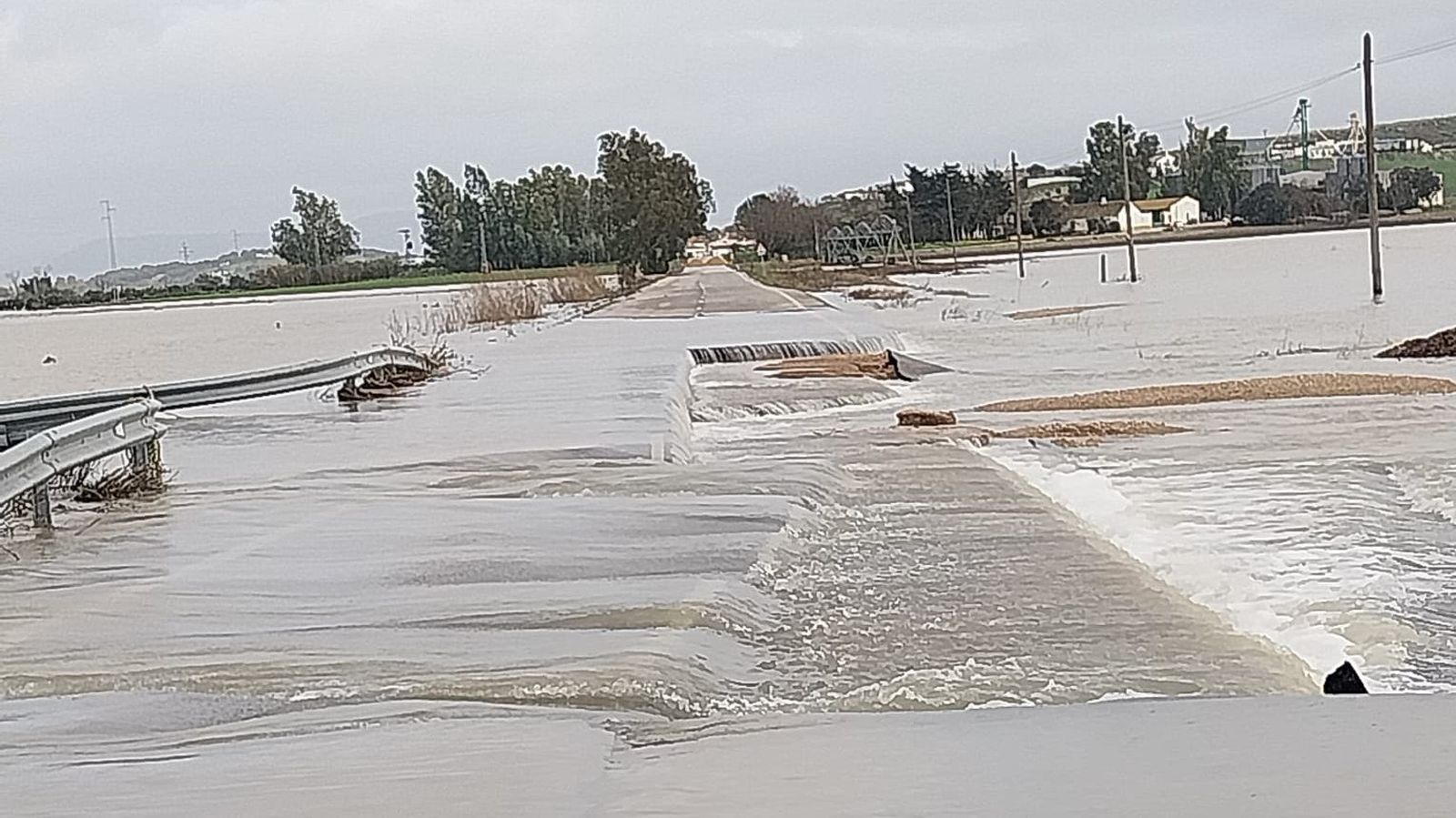 Carretera de La Ina, en la zona cortada por socavones e inundación.