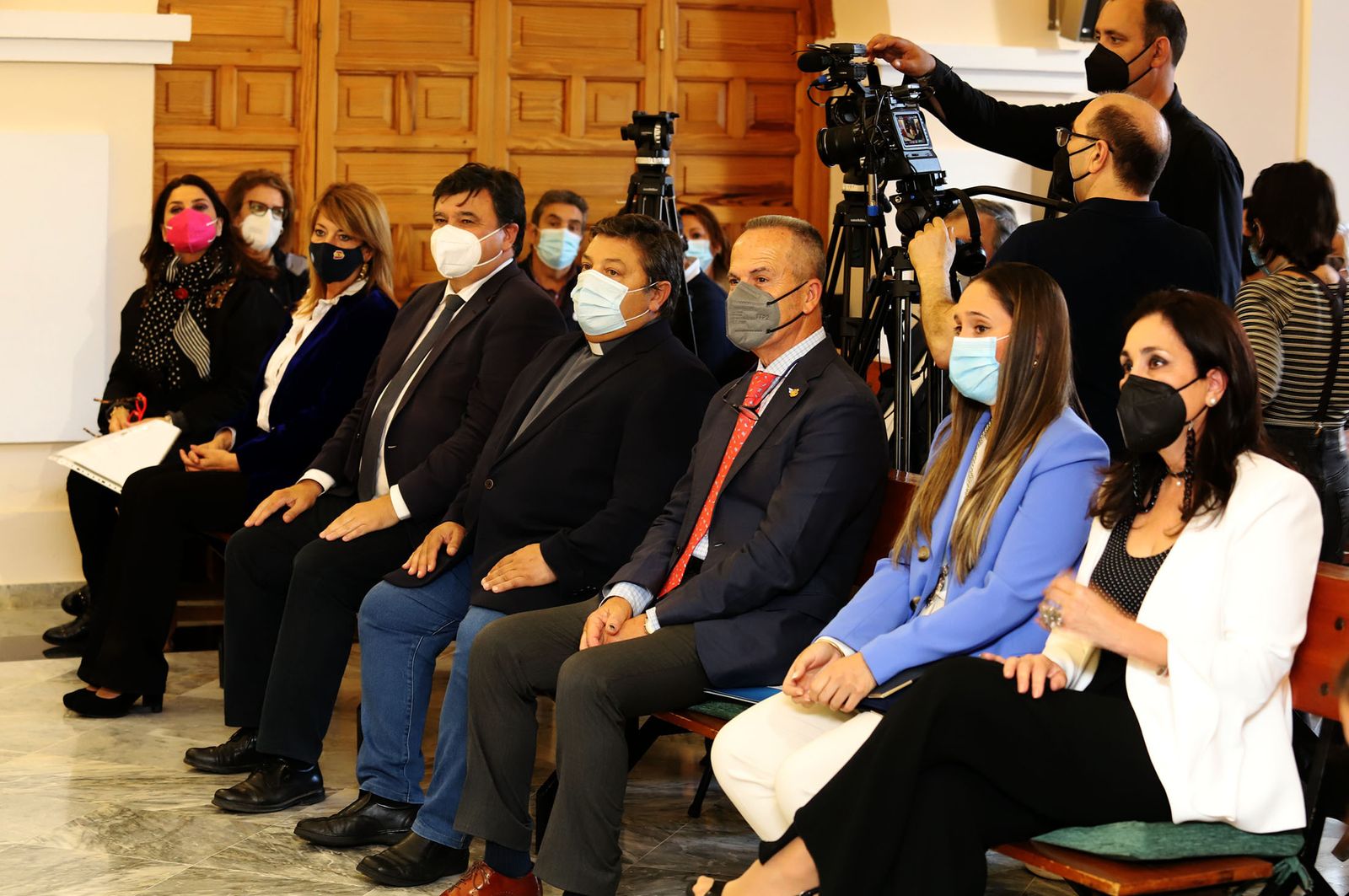 Imágenes de la presentación del cartel de la Hdad del Rocío de Huelva realizado por la pintora Nuria Barrera