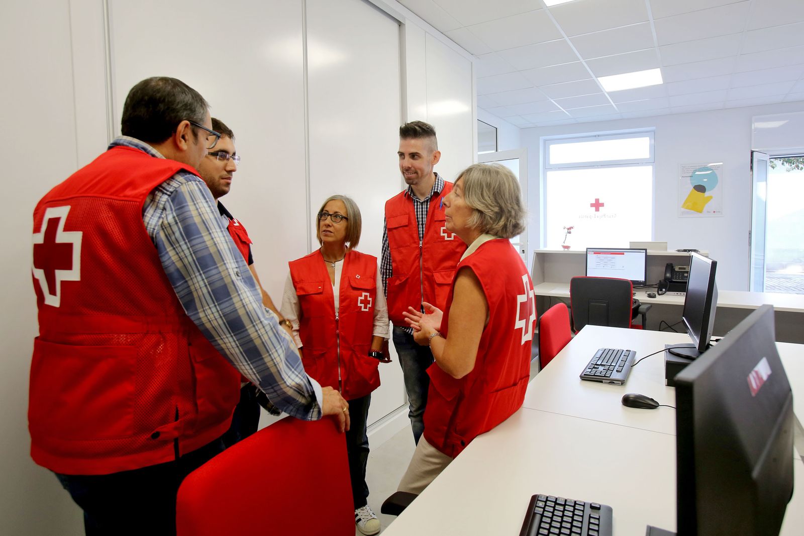 Voluntarios de la organización, en la recepción del flamante centro que abre sus puertas en La Merced.