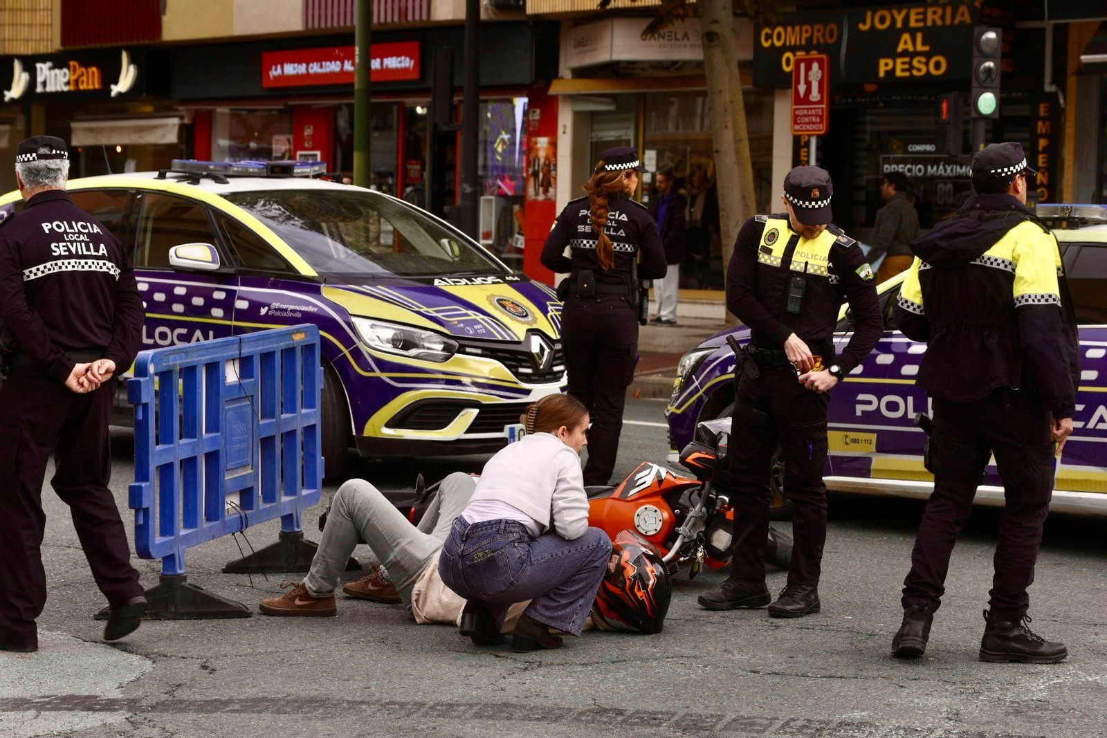 El motorista accidentado en el suelo en la Puerta Osario.
