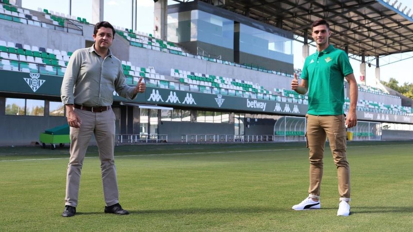 Miguel Calzado y David Carmona posan en el campo principal de la ciudad deportiva.