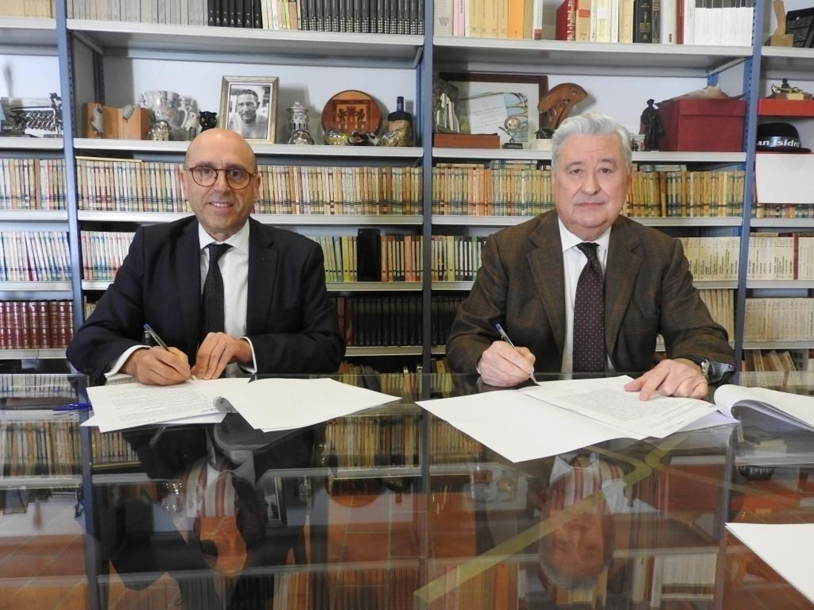 Joseba Barrena y  Francisco Moreno en la firma del convenio.