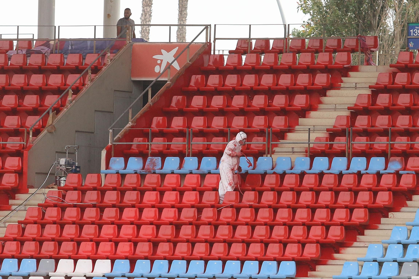 Así están pintando las gradas del Mediterráneo