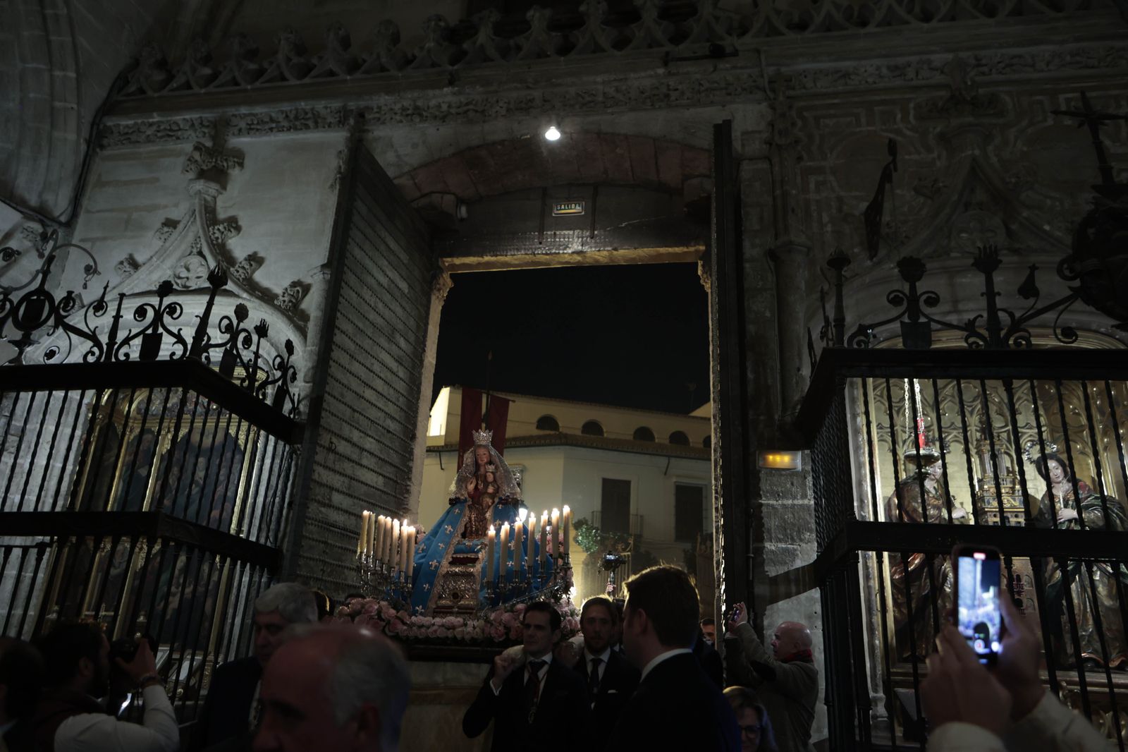 Las imágenes del traslado de la Virgen de Valme a la Catedral