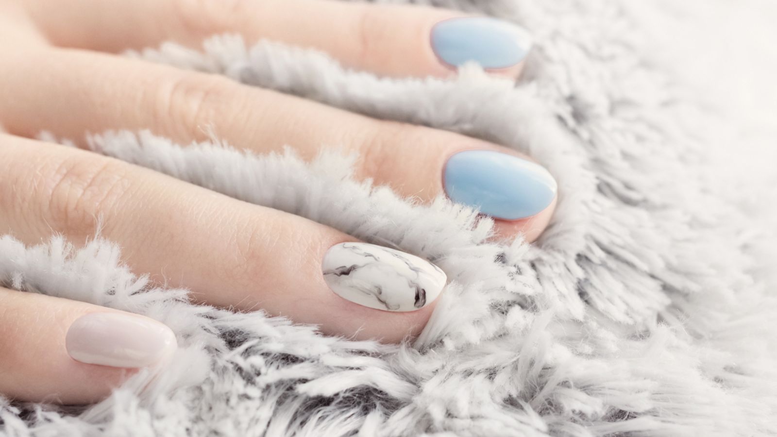 Uñas con efecto mármol.