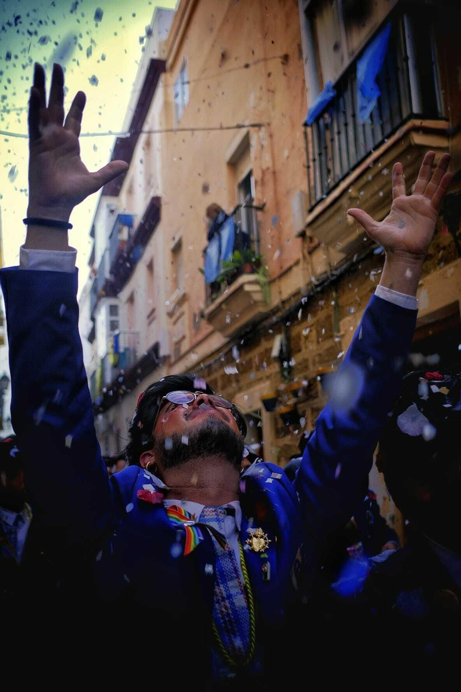 Pasacalles de la Chirigota Aquí estamos de paso