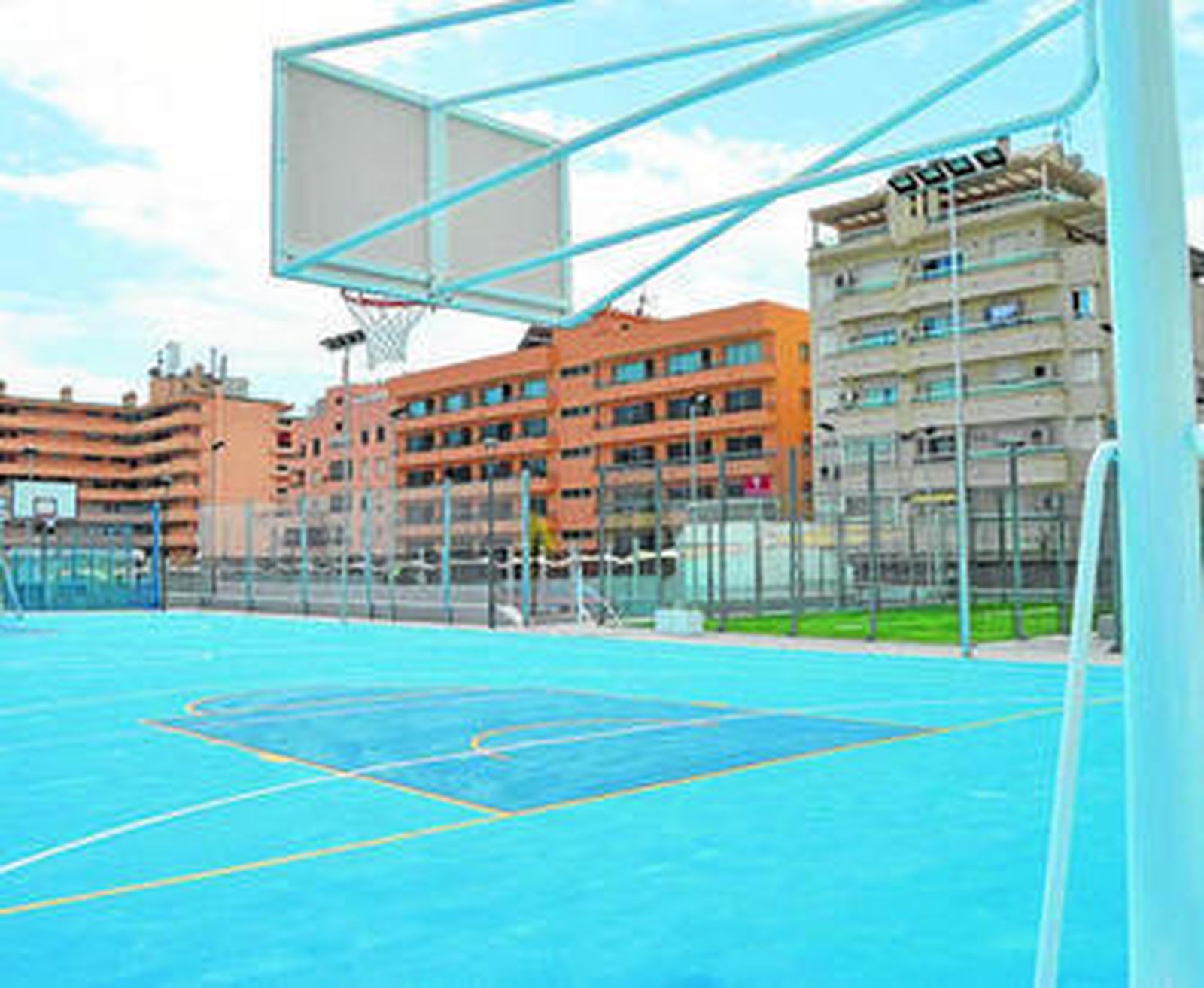 Las instalaciones de este centro deportivo que están sin poder ser utilizadas por los vecinos.