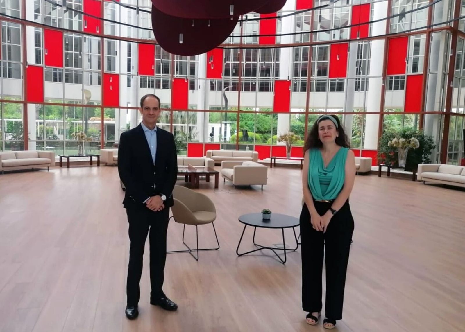 Alberto Blanca, director del Silken Al-Andalus, y Carmen Moreno, vocal de la Junta Directiva de Feder en el hotel.
