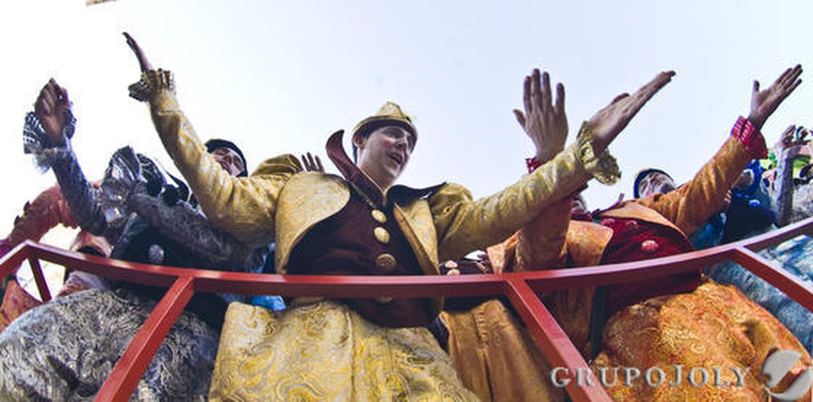 Las calles se llenan de agrupaciones oficiales e ilegales que reciben el aplauso de aficionados que logran disfrutar de una fiesta menos concurrida que la del domingo

Foto: Julio Gonzalez