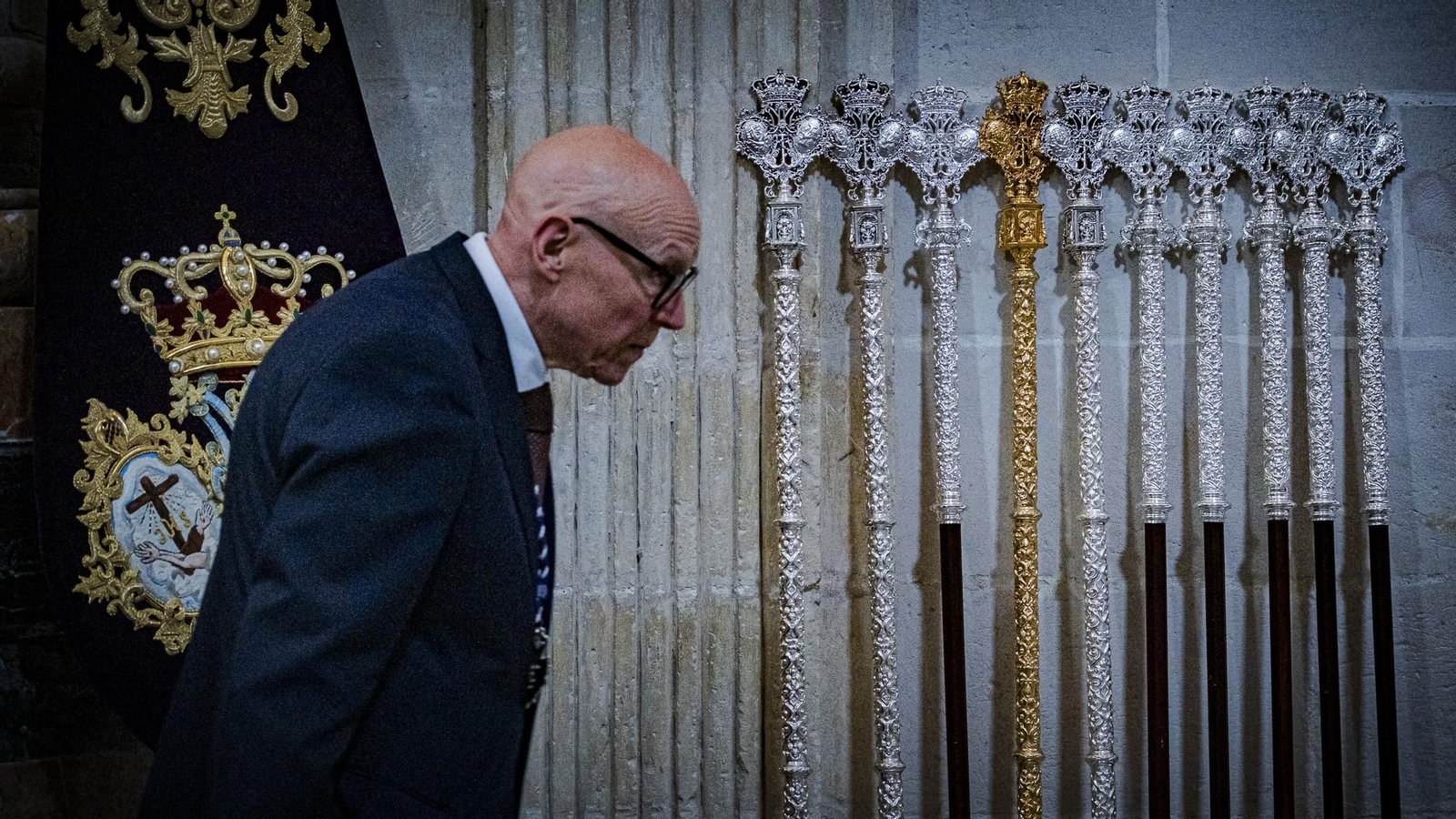 Las imágenes del Pontifical y salida del Resucitado de Catedral en la Semana Santa de Cádiz 2025