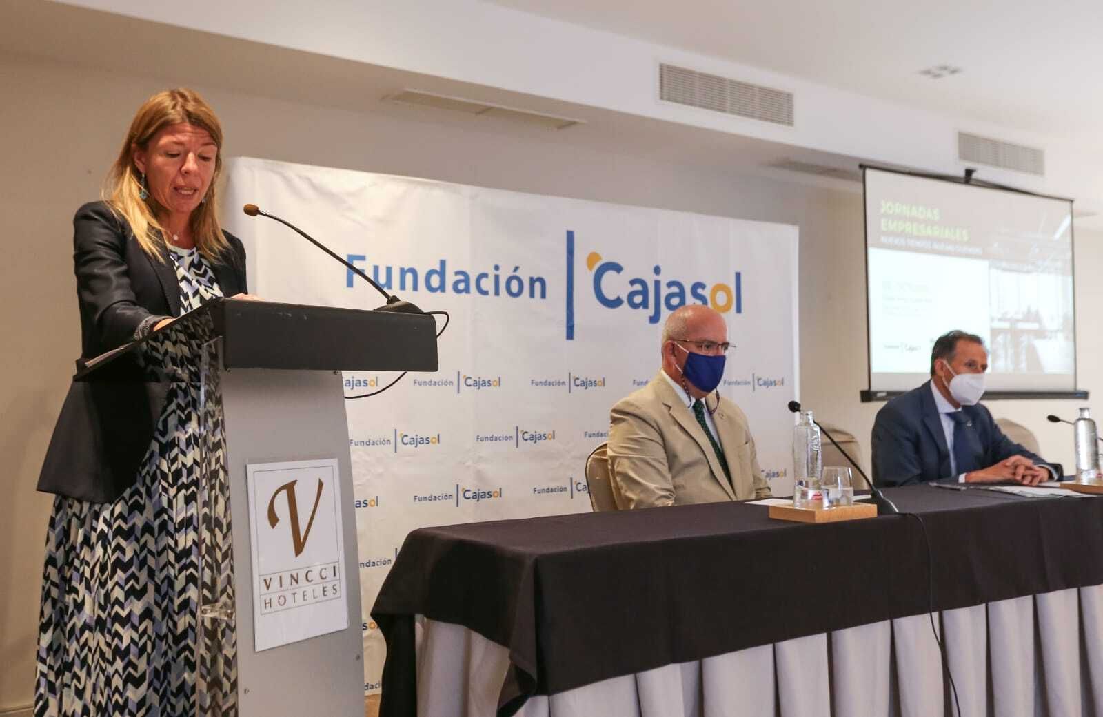 Intervención de María del Mar Díez, delegada en Cádiz de la Fundación Cajasol, junto a Javier Sánchez Rojas y José María Román.