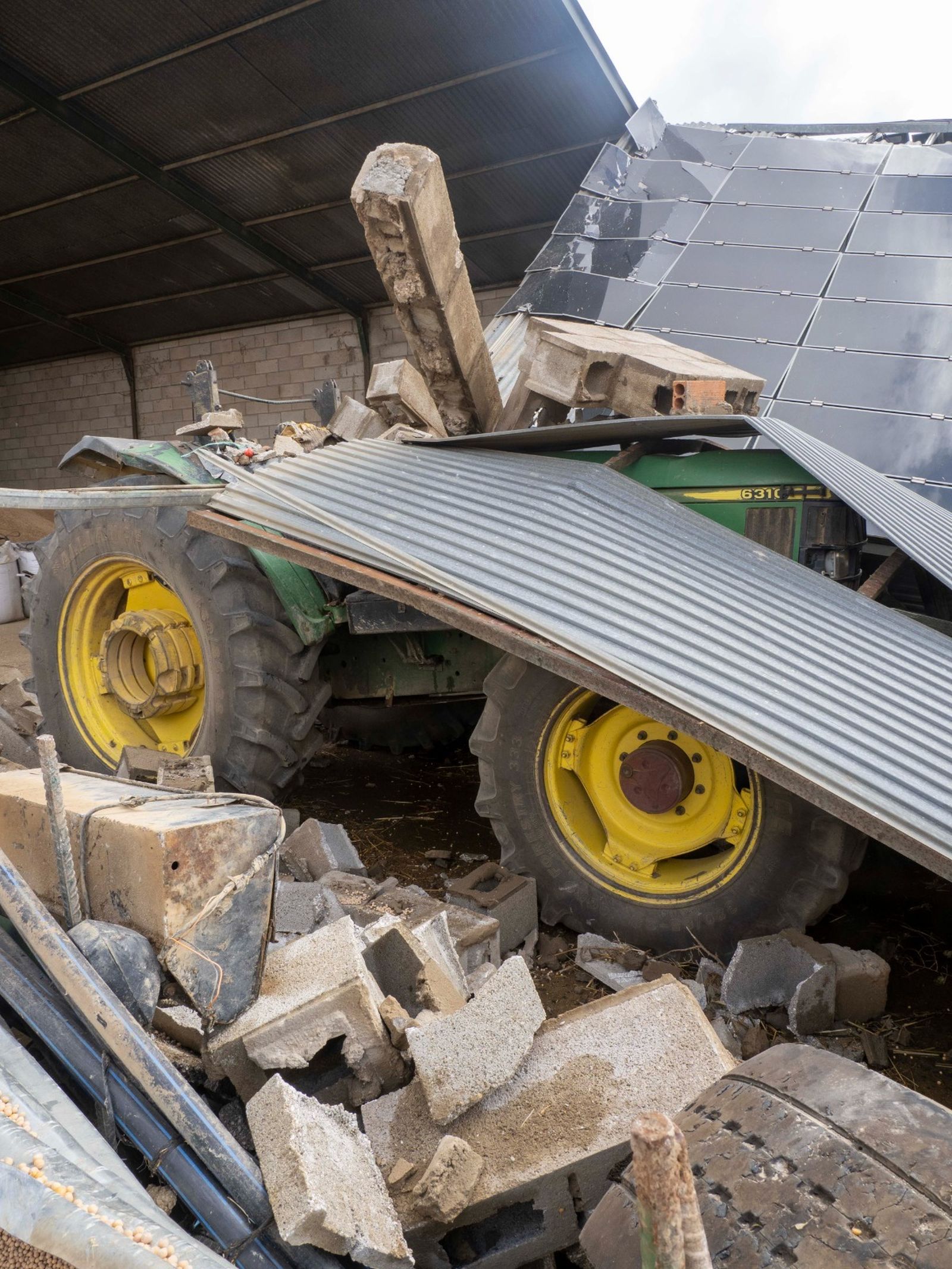 Imágenes de los destrozos provocados por un tornado en Villanueva de los Castillejos