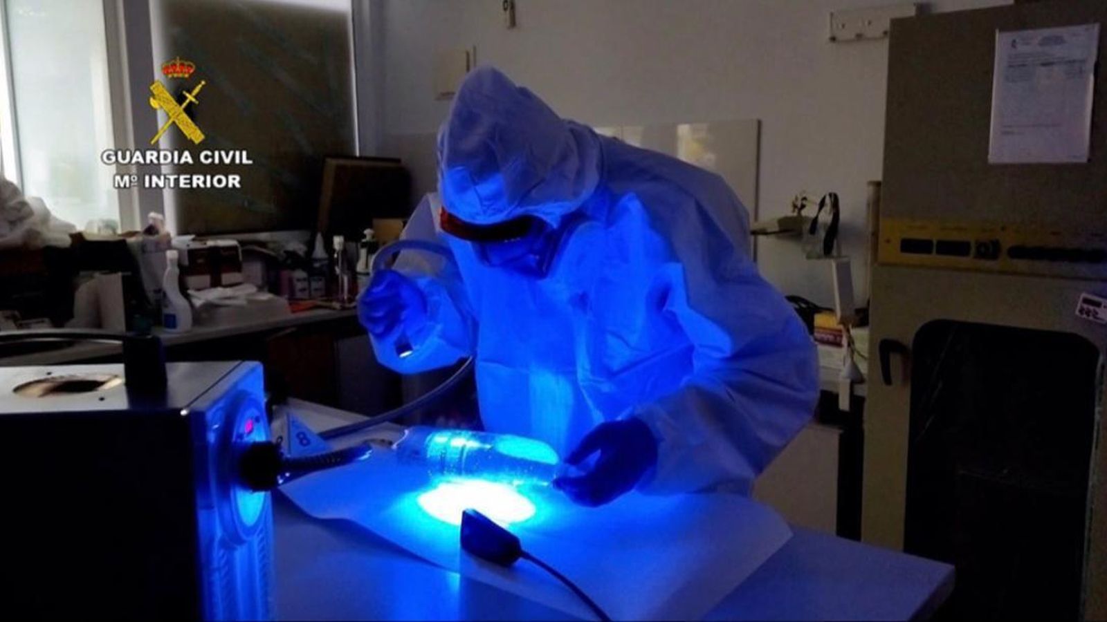 Un agente de la Guardia Civil examina una prueba científica.