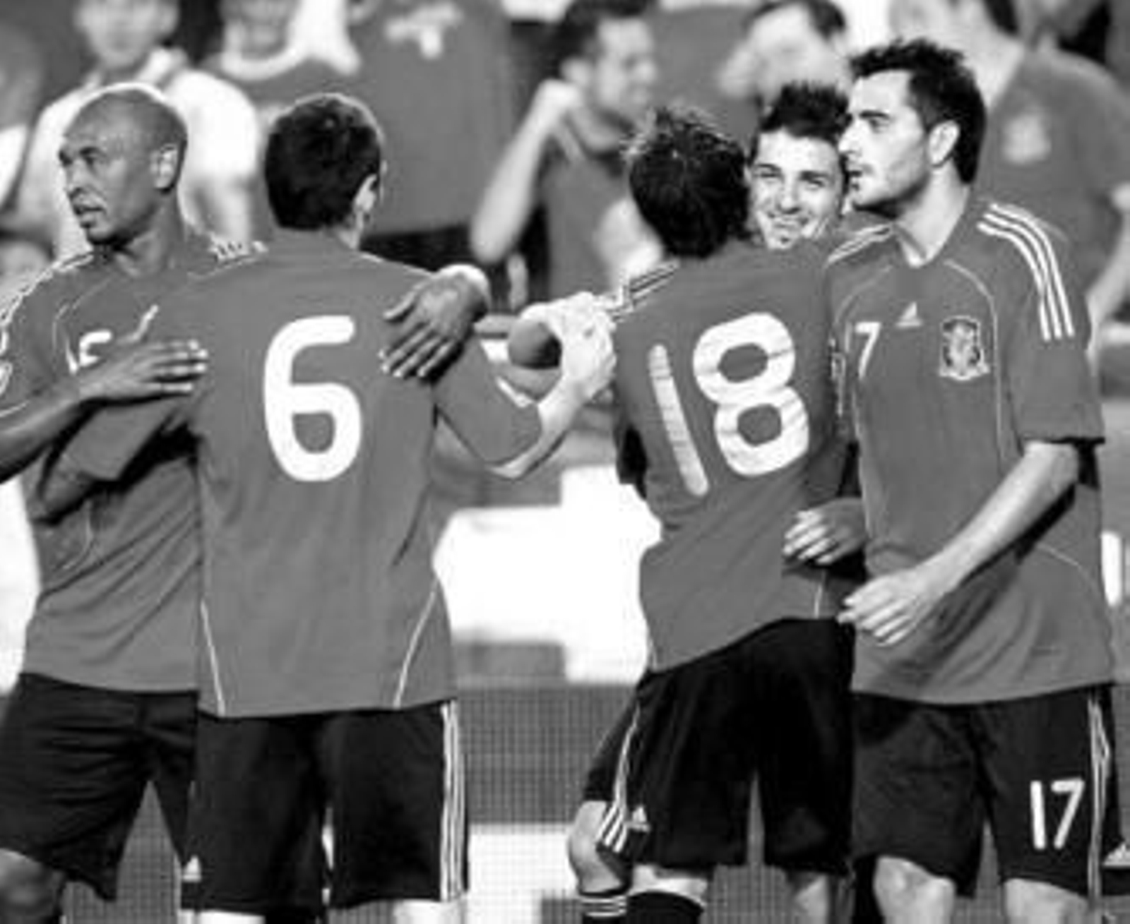 Los jugadores celebran el segundo gol, obra del pichichi David Villa.