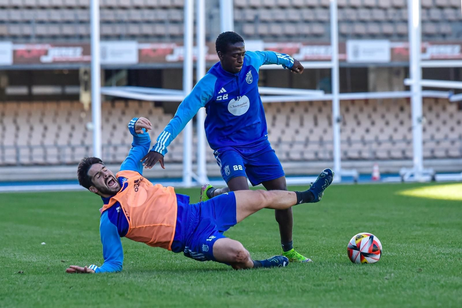 Paco Torres se tira a pies de Armengol para evitar que llegue al balón.