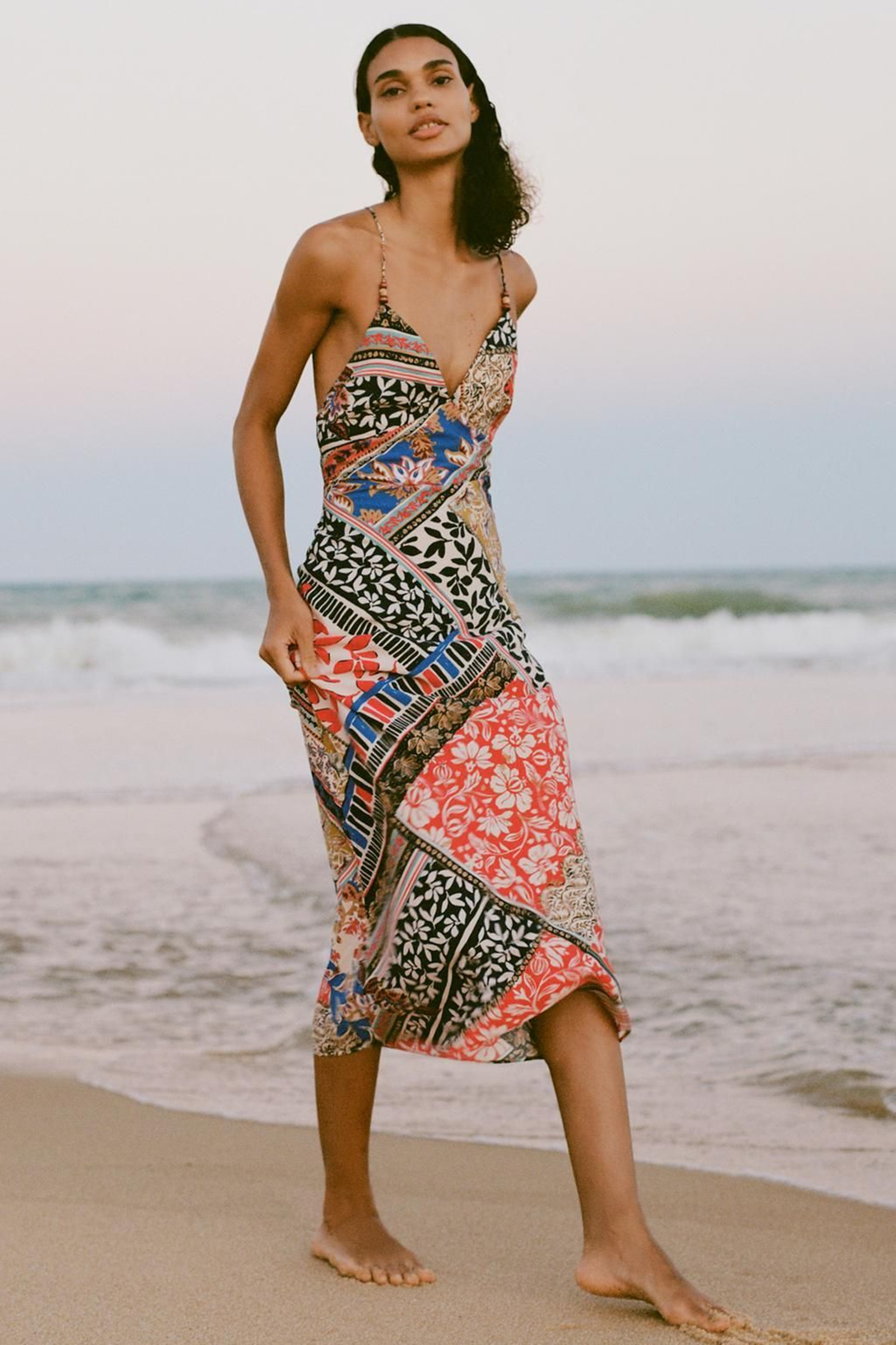 Vestido con estampado patchwork de Zara. Vestido con estampado patchwork de Zara.
