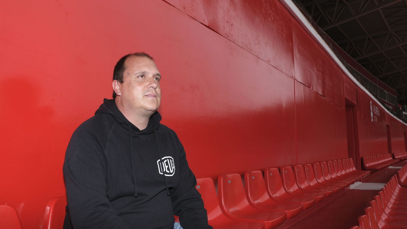 Alberto Lasarte posa para ‘Diario de Almería en las gradas del Power Horse Stadium