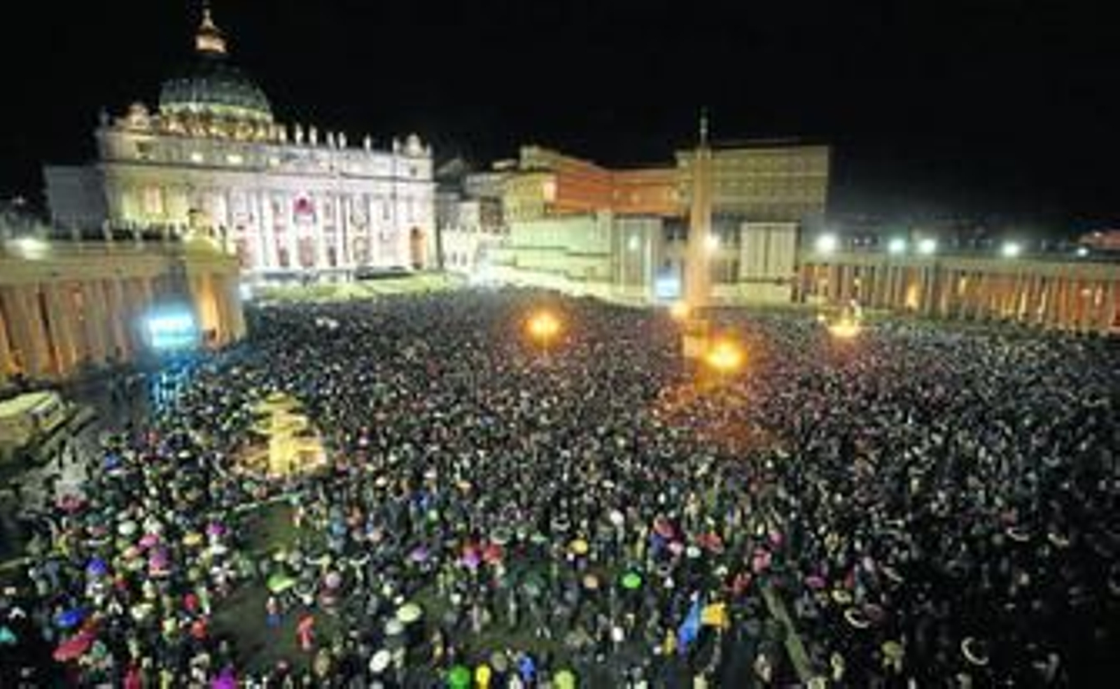Miles de personas se congregan en la plaza de San Pedro para escuchar las primeras palabras del papa Francisco I.