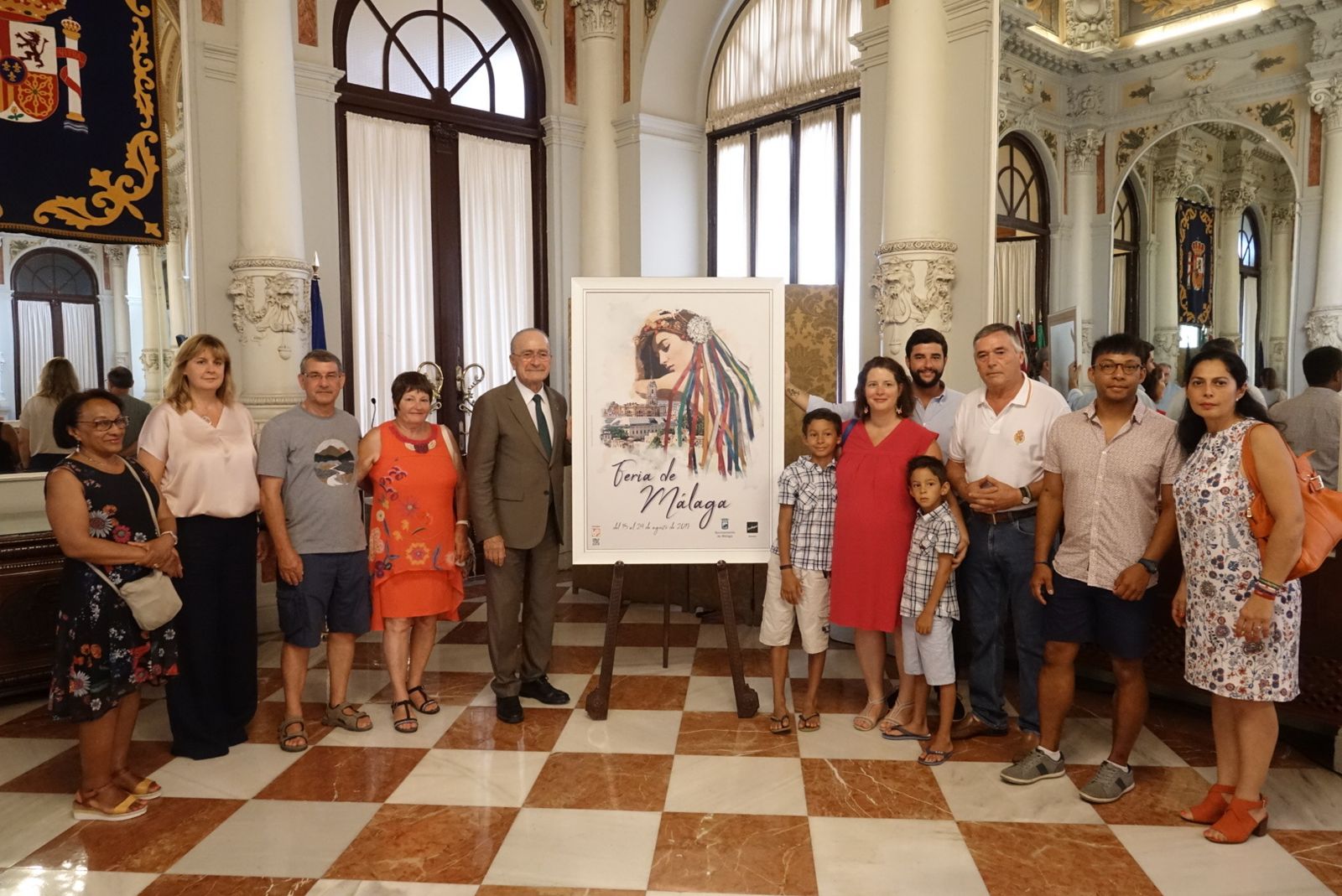 De la Torre recibe en el Ayuntamiento a la familia Fontaine-Jean Baptiste.