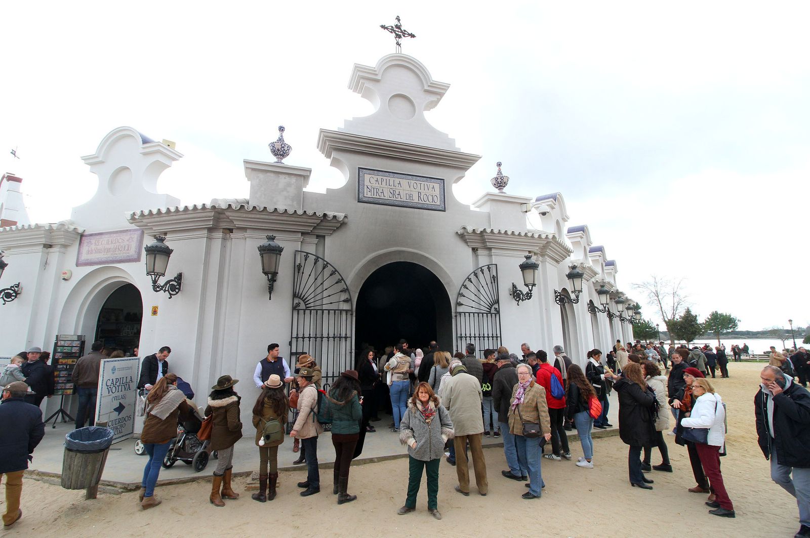 El Rocío celebra La Candelaria con la presentación de los niños a la Virgen, en imágenes