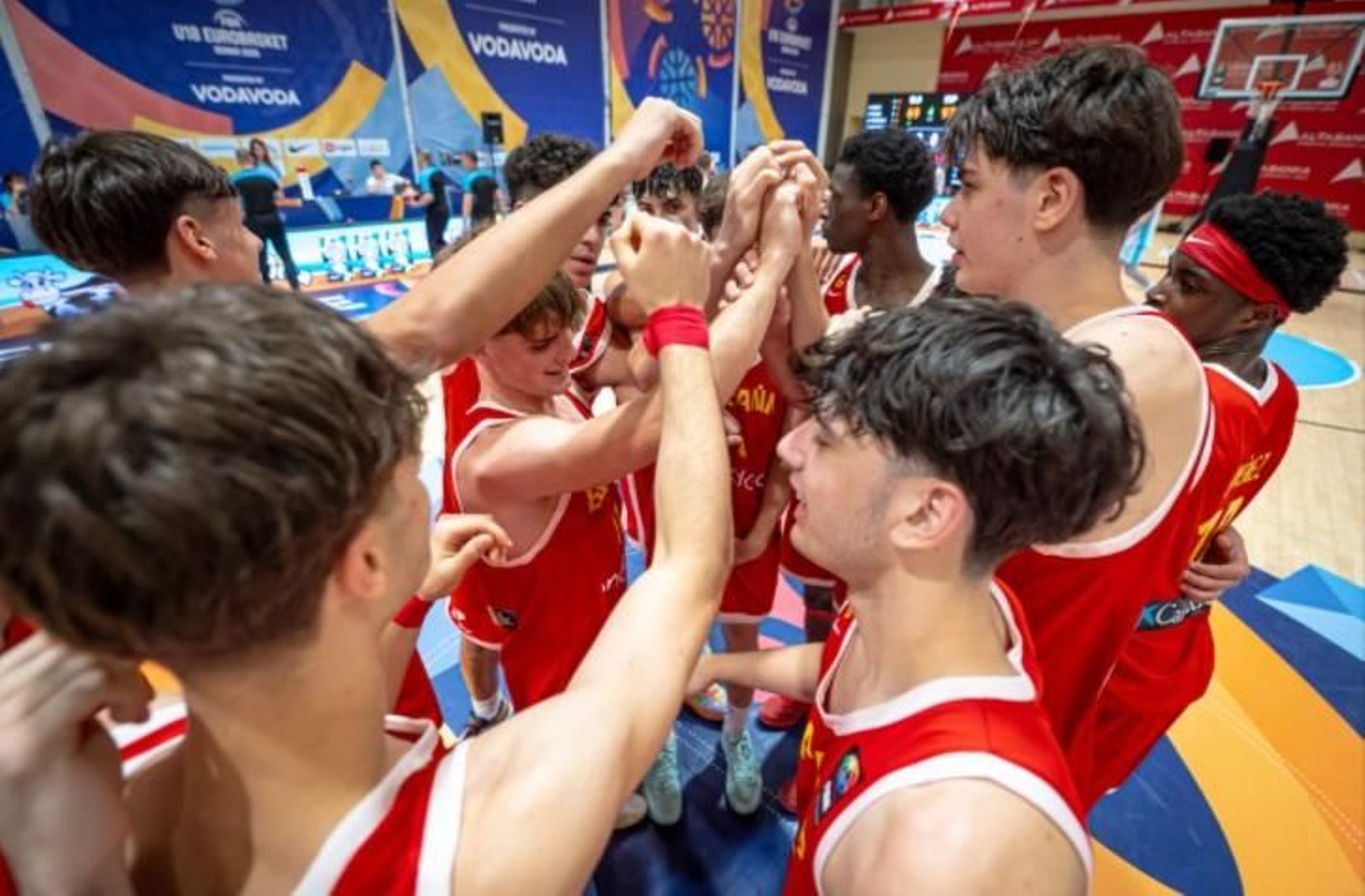 España sub 18 arrasa a Eslovenia (69-97) con Del Pino de líder