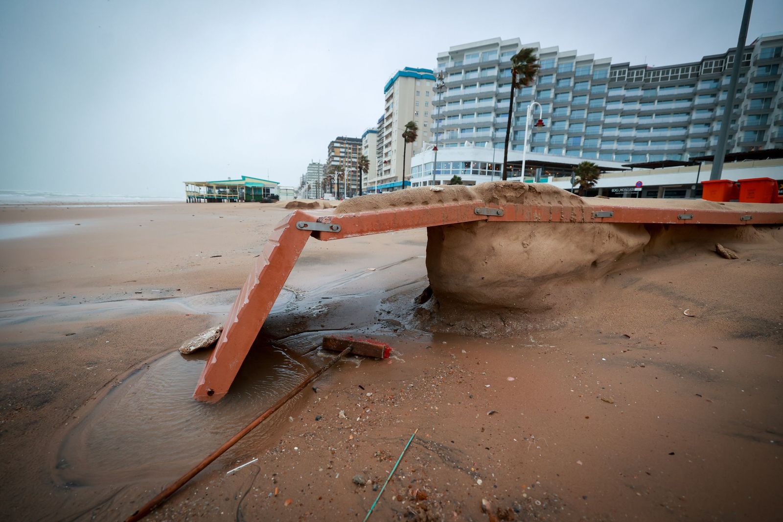 Imágenes de los principales destrozos provocados por la borrasca Leonardo en Cádiz