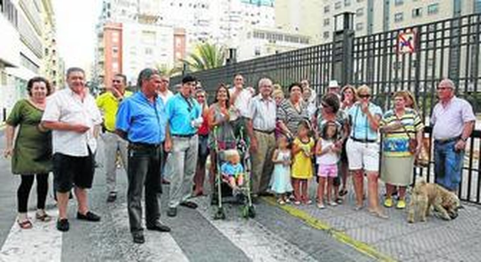 Vecinos ayer en la concentración junto a la plaza Carlos Díaz.