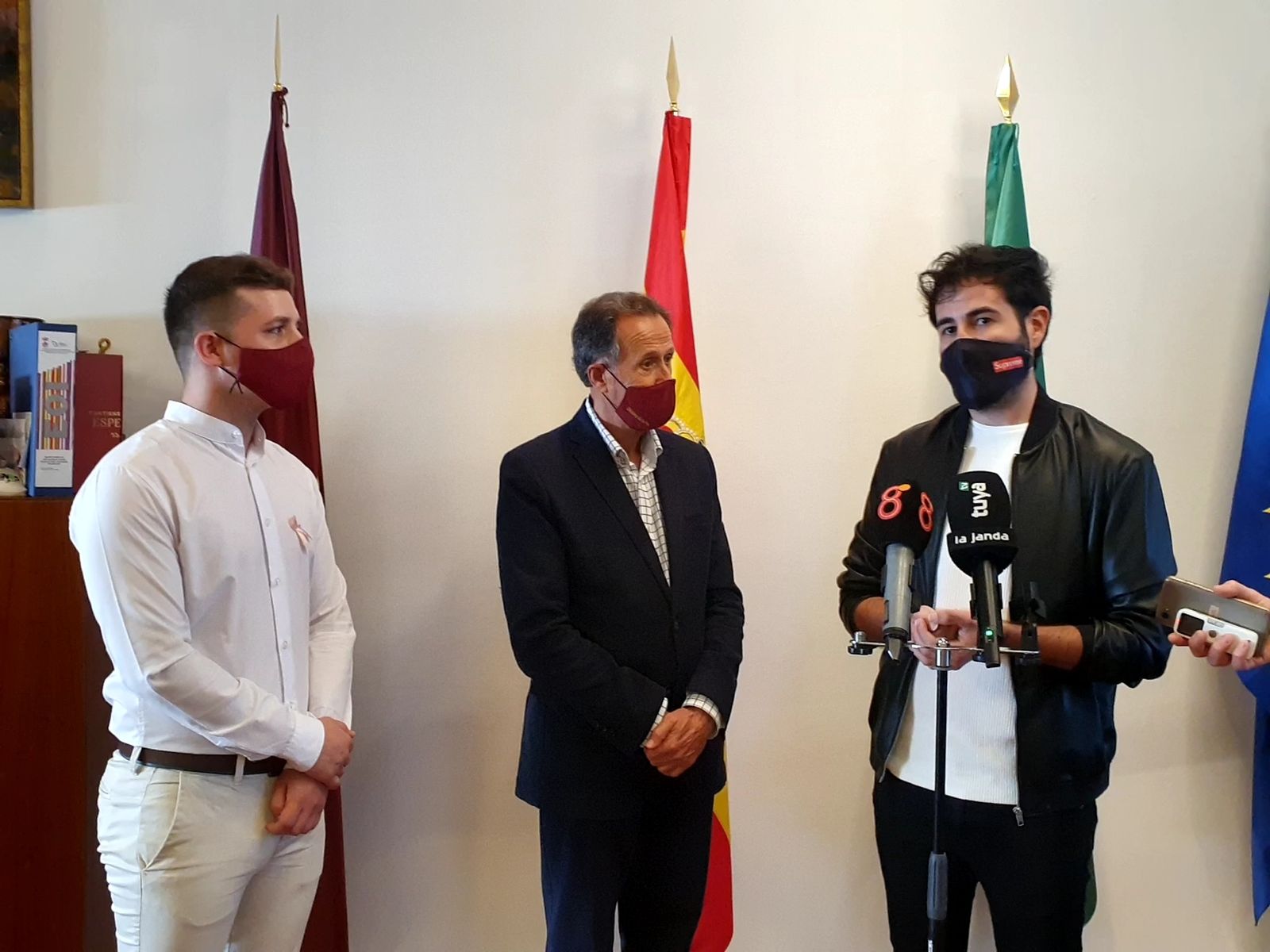 Un momento del acto celebrado en la mañana de hoy viernes en el despacho de Alcaldía.