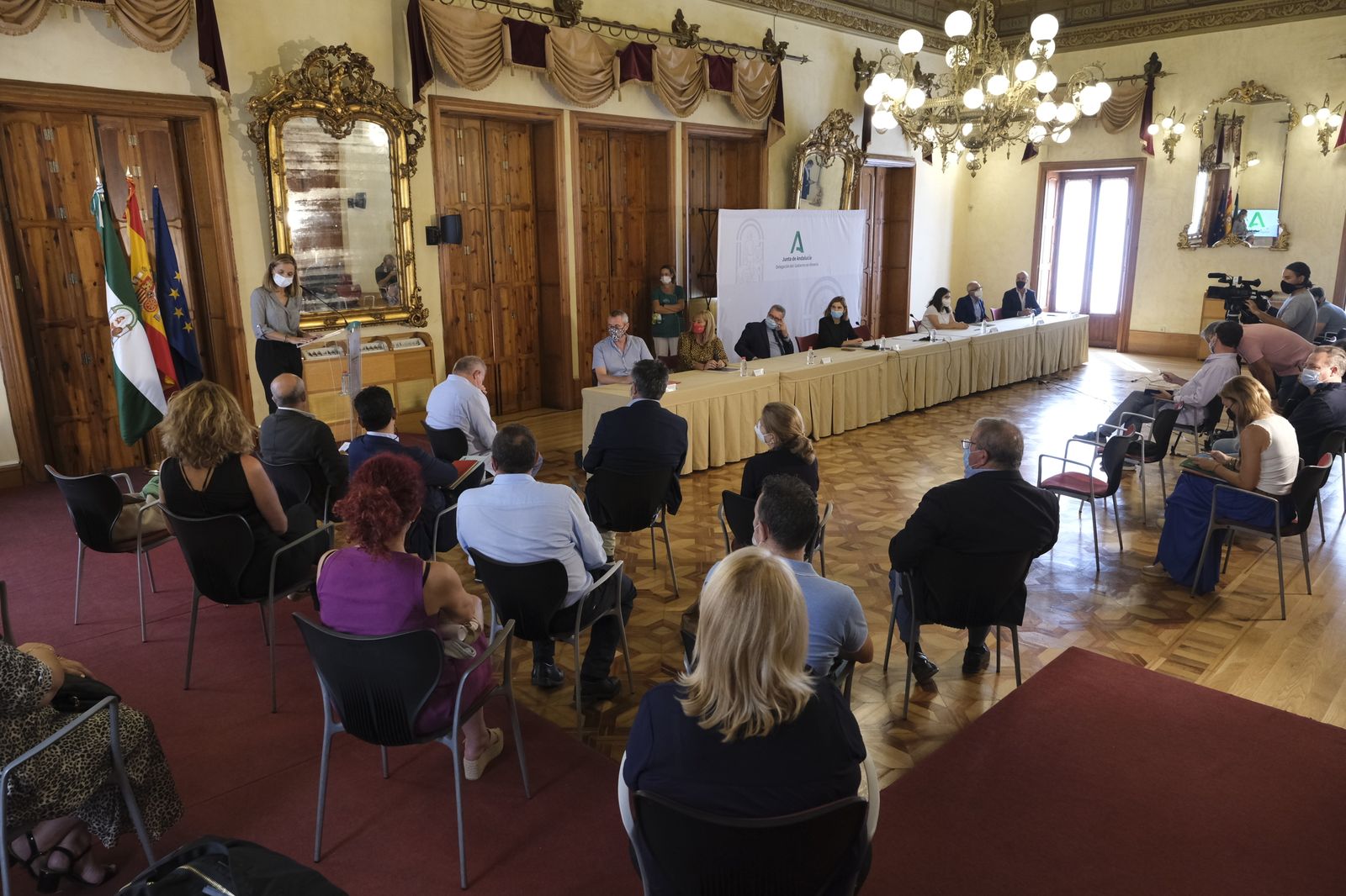 Firma del nuevo convenio del manipulado en Almería en presencia de la consejera Rocío Blanco