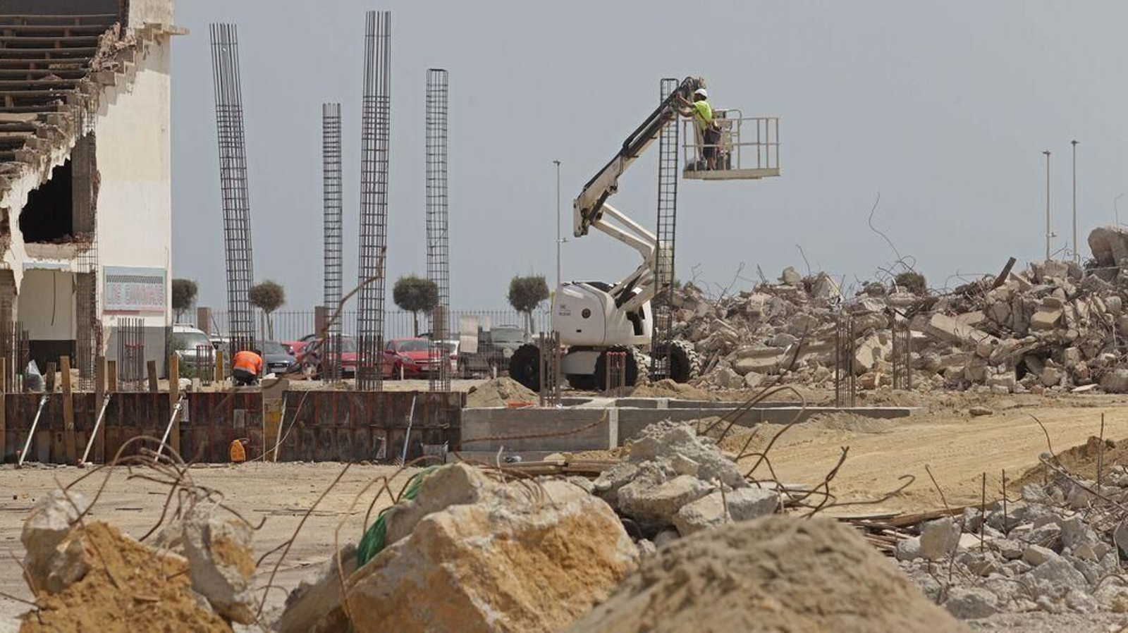 Los pilares que soportarán la iluminación artificial del Municipal