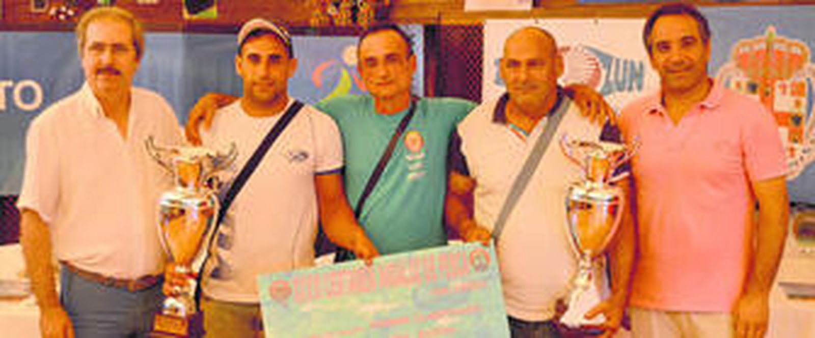 Los ganadores de la prueba junto al concejal de Deportes Juanjo Segura.